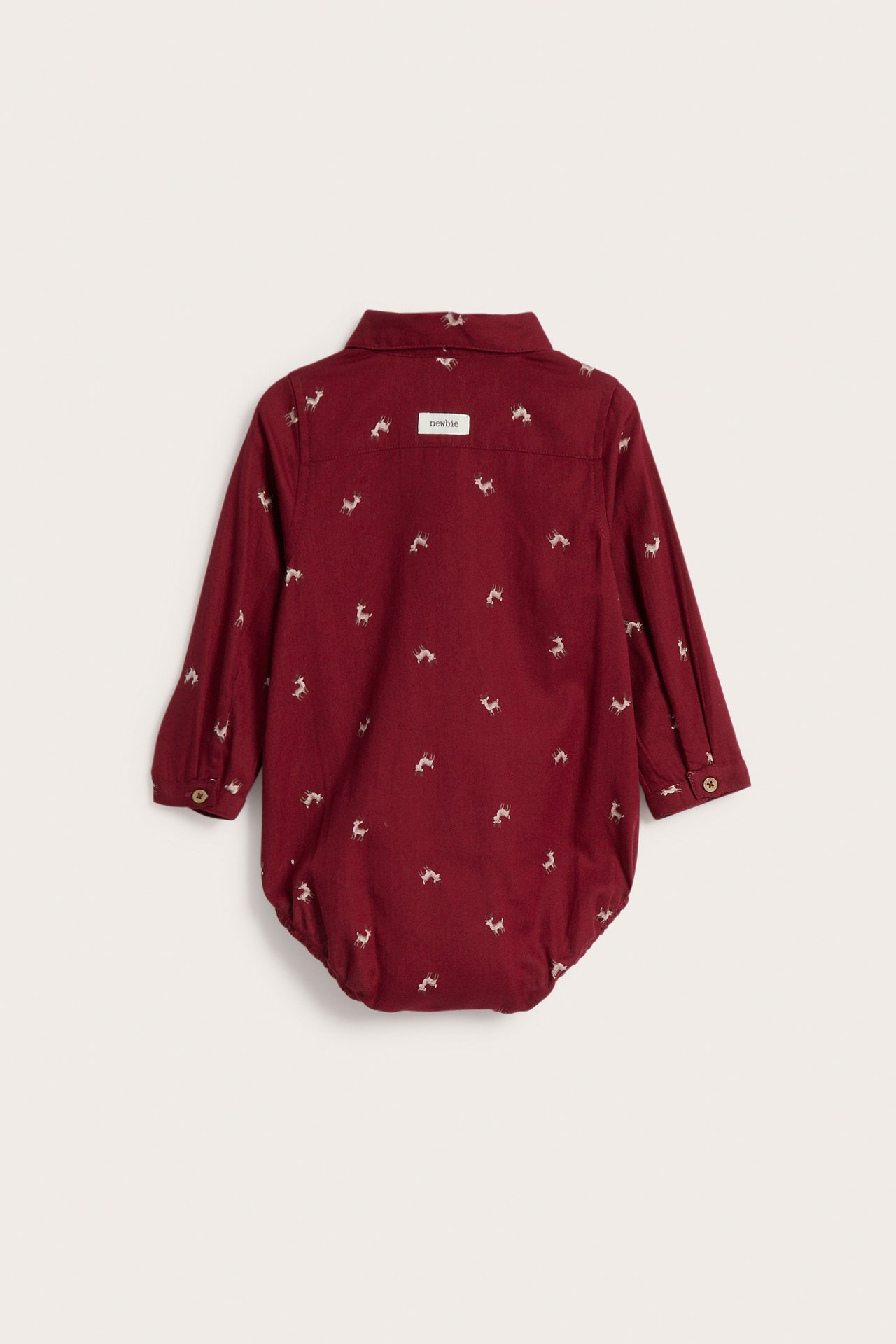 Bakifrån av en vinröd långärmad babybody med hjortmönster och krage.