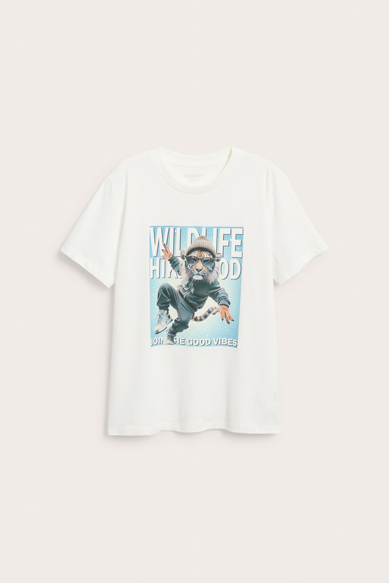 Widok z przodu białego t-shirtu z okrągłym dekoltem i nadrukiem tygrysa w okularach.