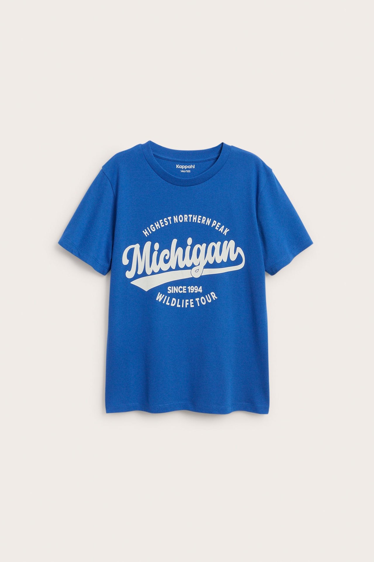 Widok z przodu niebieskiego t-shirtu dziecięcego z białym nadrukiem 'Michigan Wildlife Tour'.