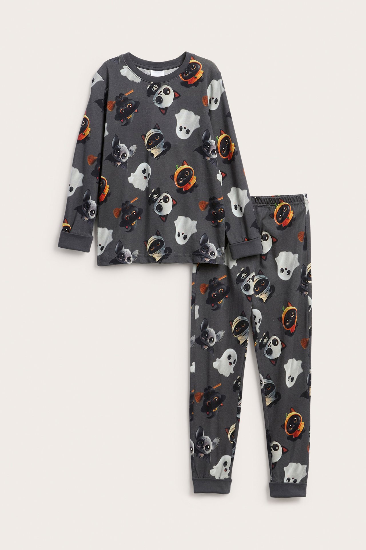 Barnens mörkgrå pyjamas med långärmad tröja och byxor med Halloween-tryck, framifrån.