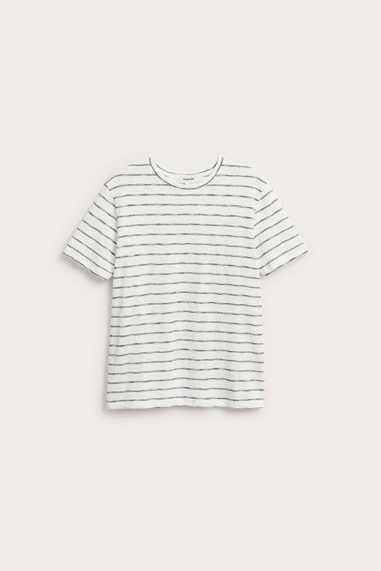 Frontbilde av en herre t-skjorte i off-white bomull med mørkeblå horisontale striper og rund hals.