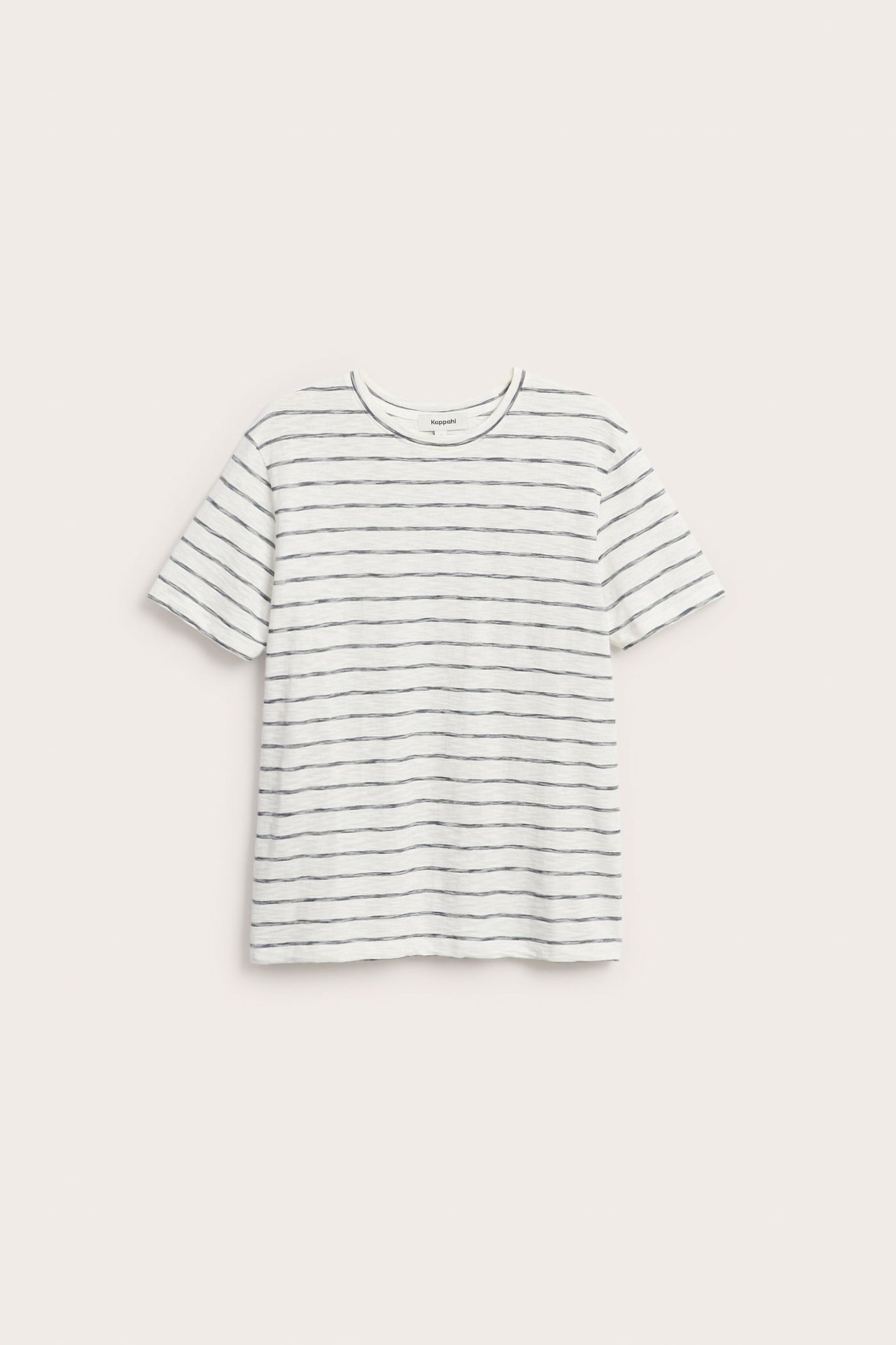 Frontbilde av en herre t-skjorte i off-white bomull med mørkeblå horisontale striper og rund hals.