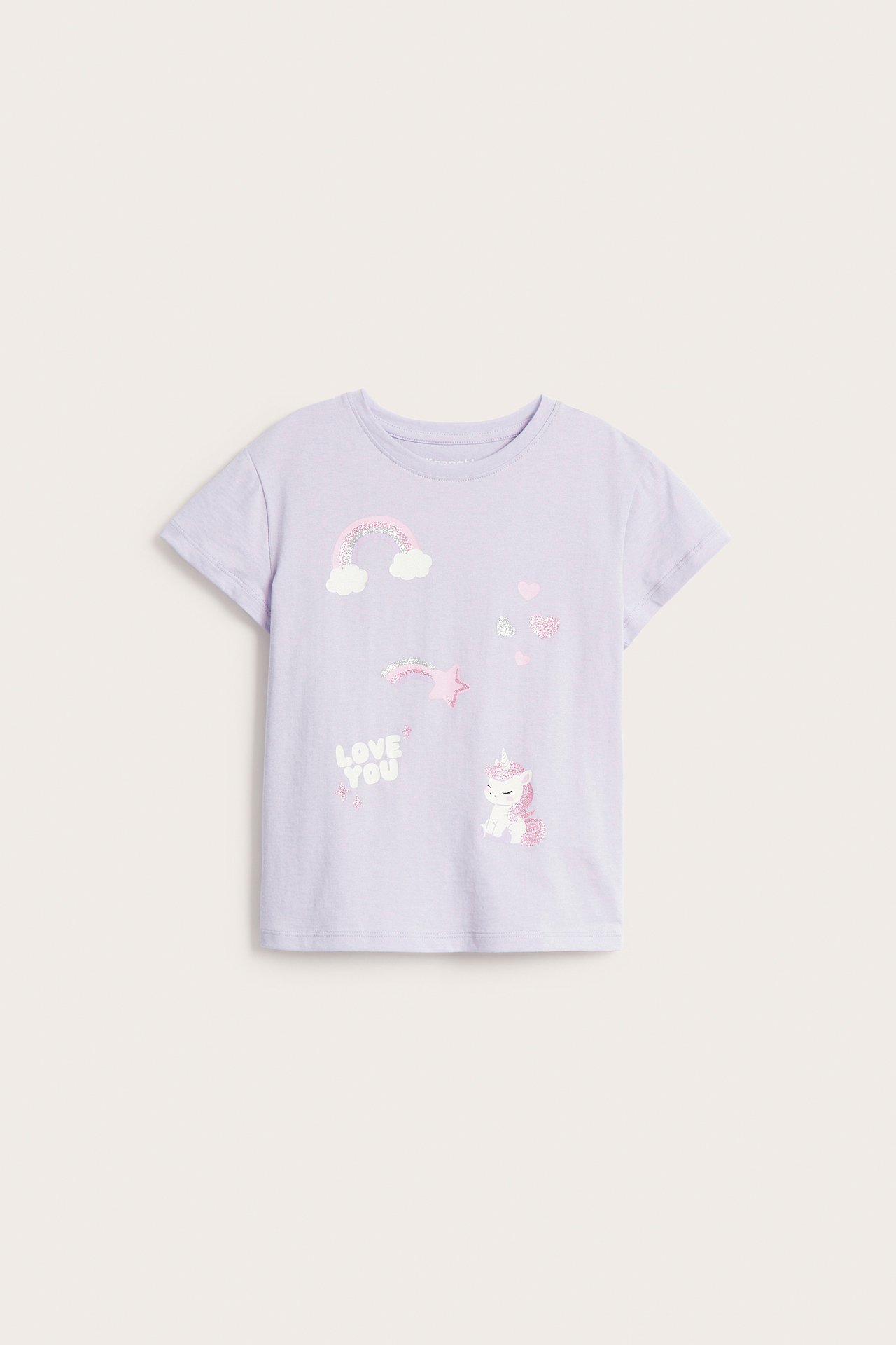 Framifrån: Ljuslila bomulls-t-shirt för barn med tryck av regnbåge och enhörning.