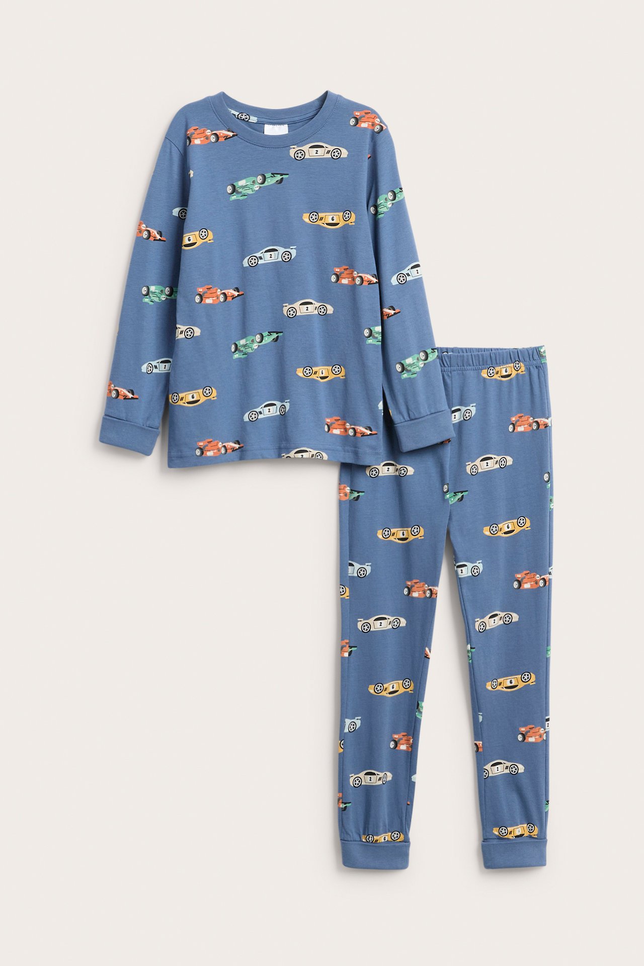 Framifrån, blått pyjamasset för barn med heltäckande mönster av racerbilar.