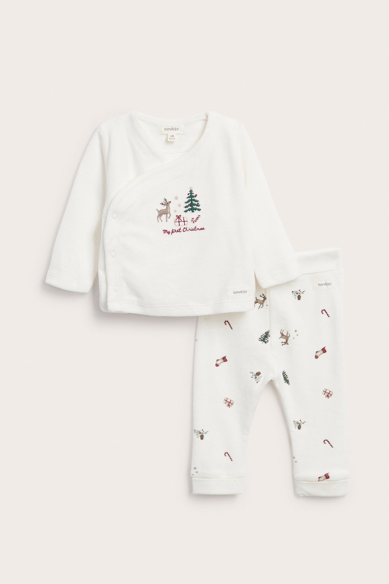 Frontbilde av babys kremfargede My First Christmas omslagstopp og mønstret leggingssett.