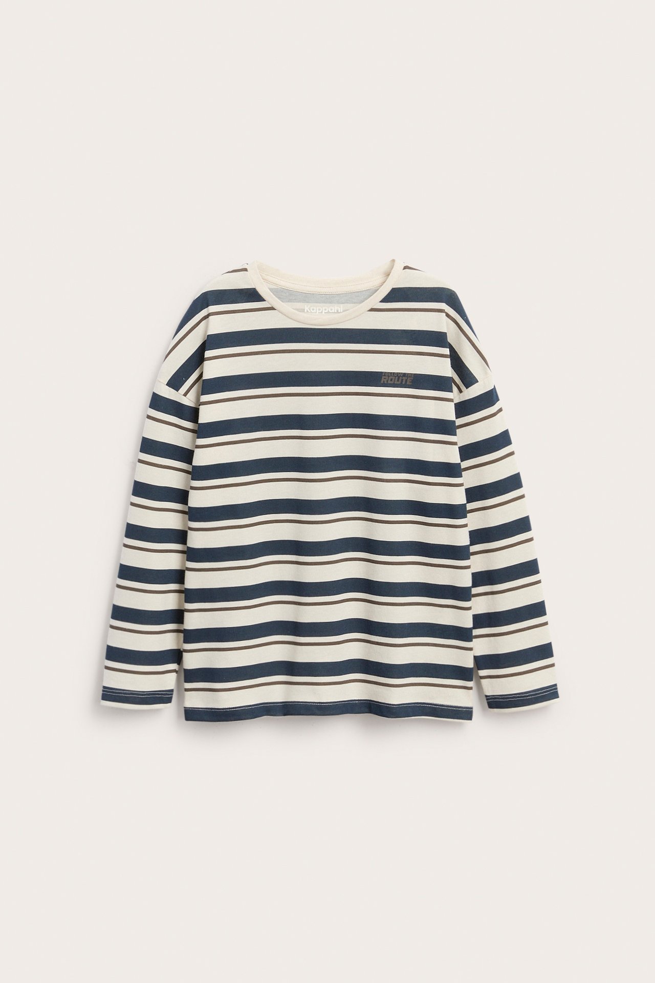 Forfra: barnas løstsittende langermet stripete t-skjorte med offwhite, marineblå og brune striper.