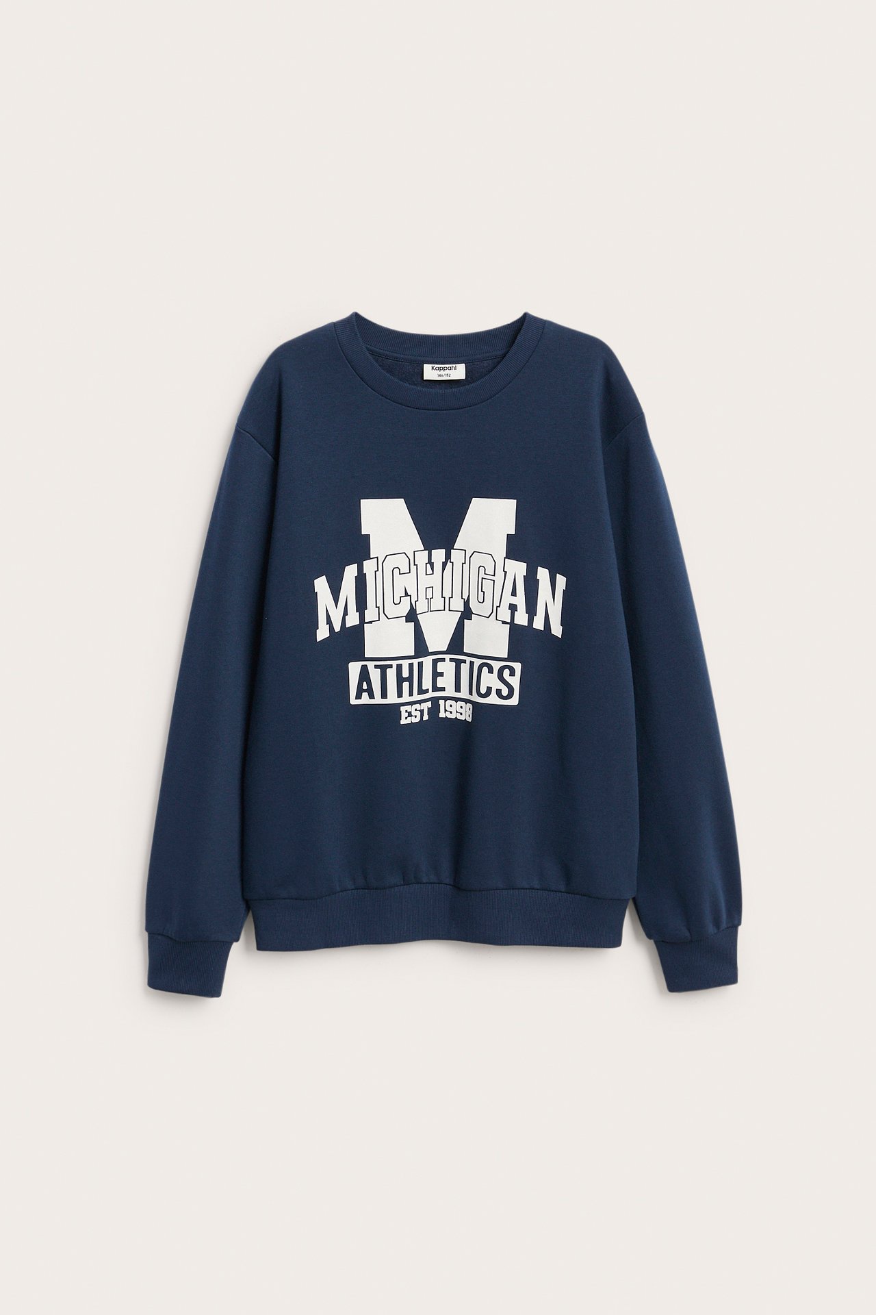 Frontvisning av en marineblå genser med hvitt trykk 'MICHIGAN ATHLETICS EST 1998'.