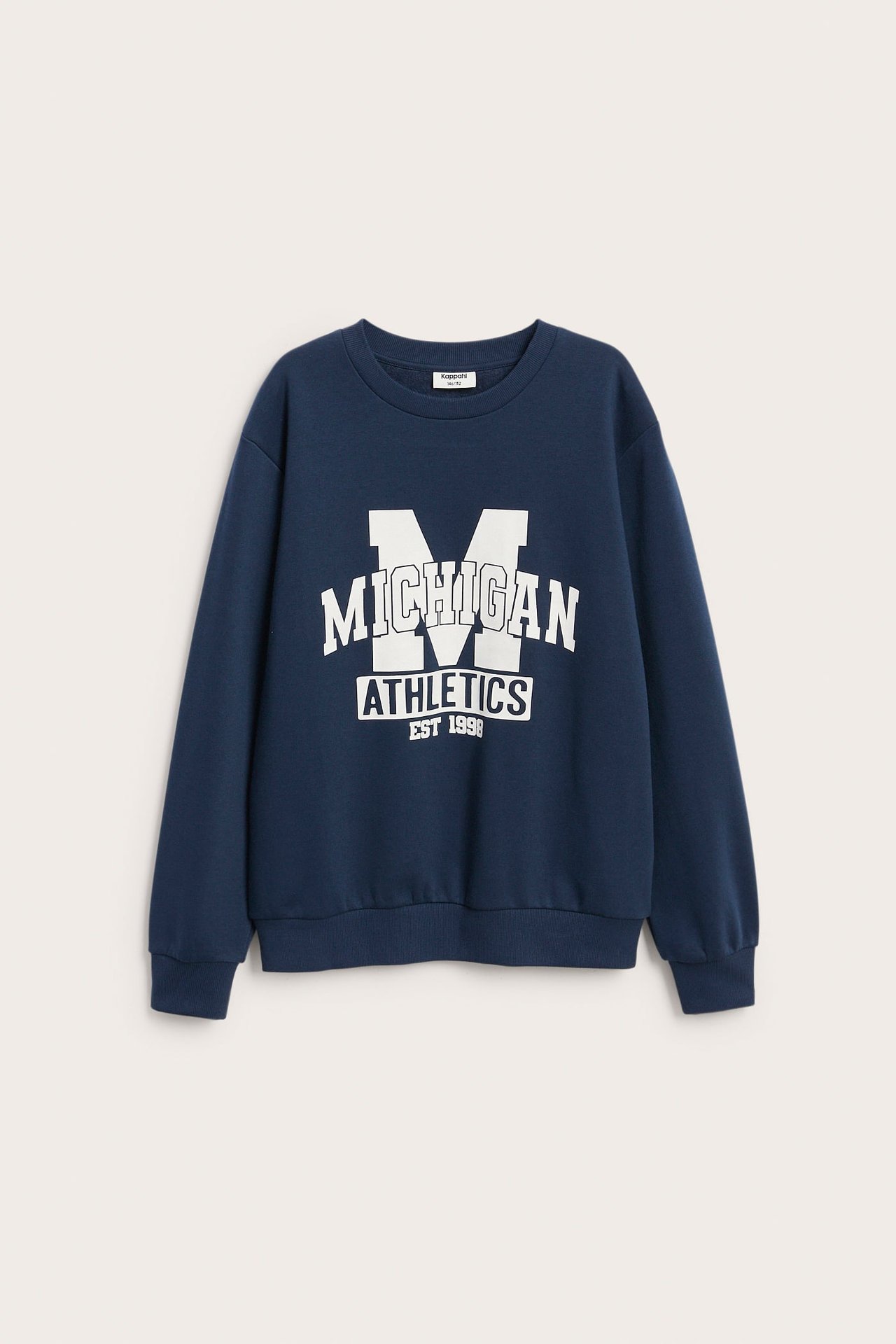 Frontvisning av en marineblå genser med hvitt trykk 'MICHIGAN ATHLETICS EST 1998'.