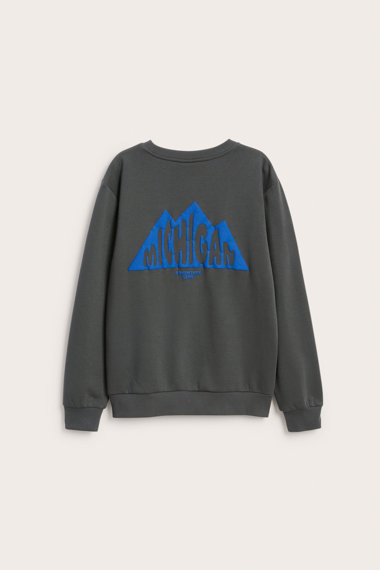 Front, mørkegrå genser med blått trykk MICHIGAN ADVENTURE CLUB.