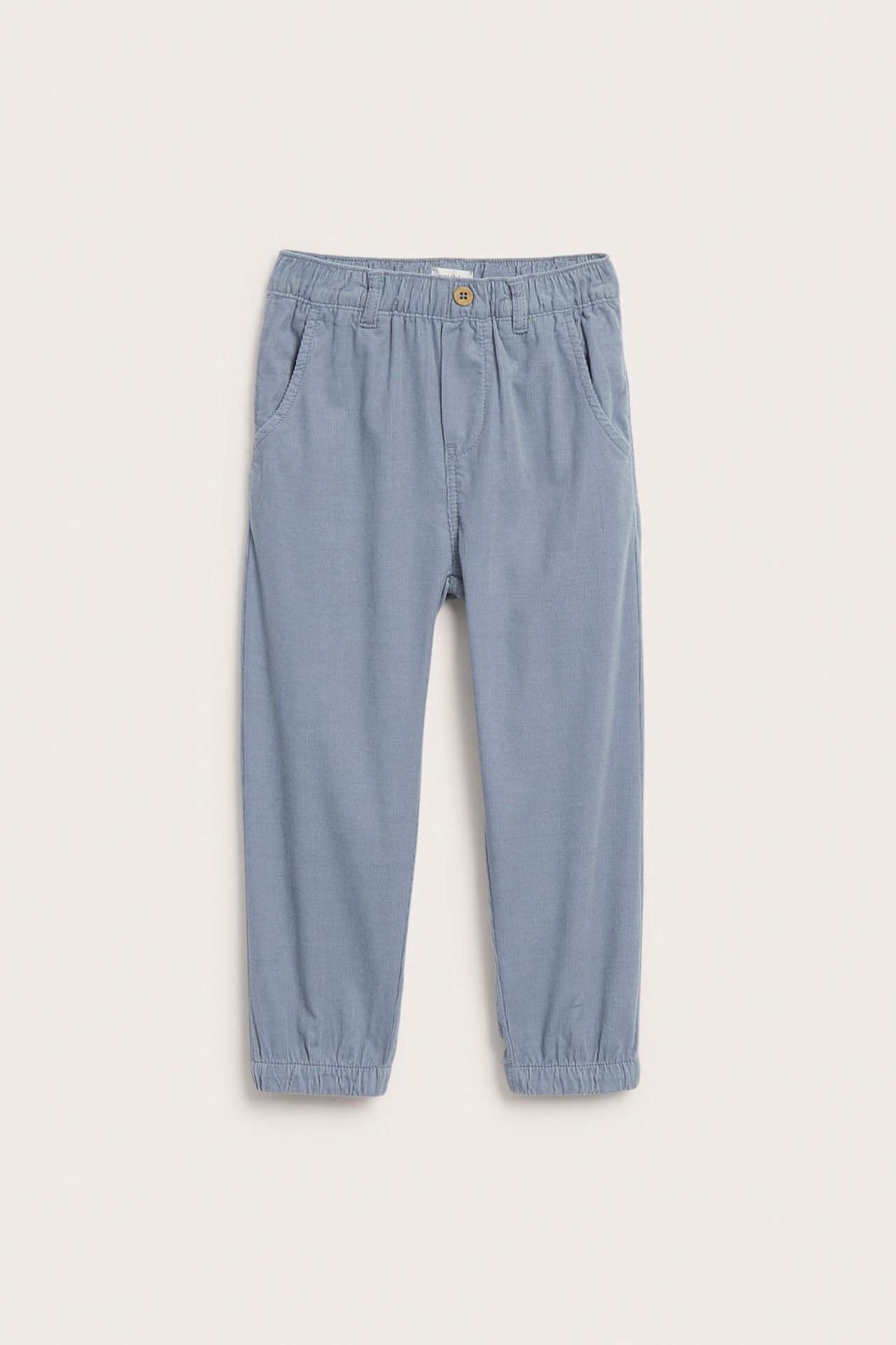 Forfra lyseblå barnejoggere med elastisk strikk, knapp og lommer.