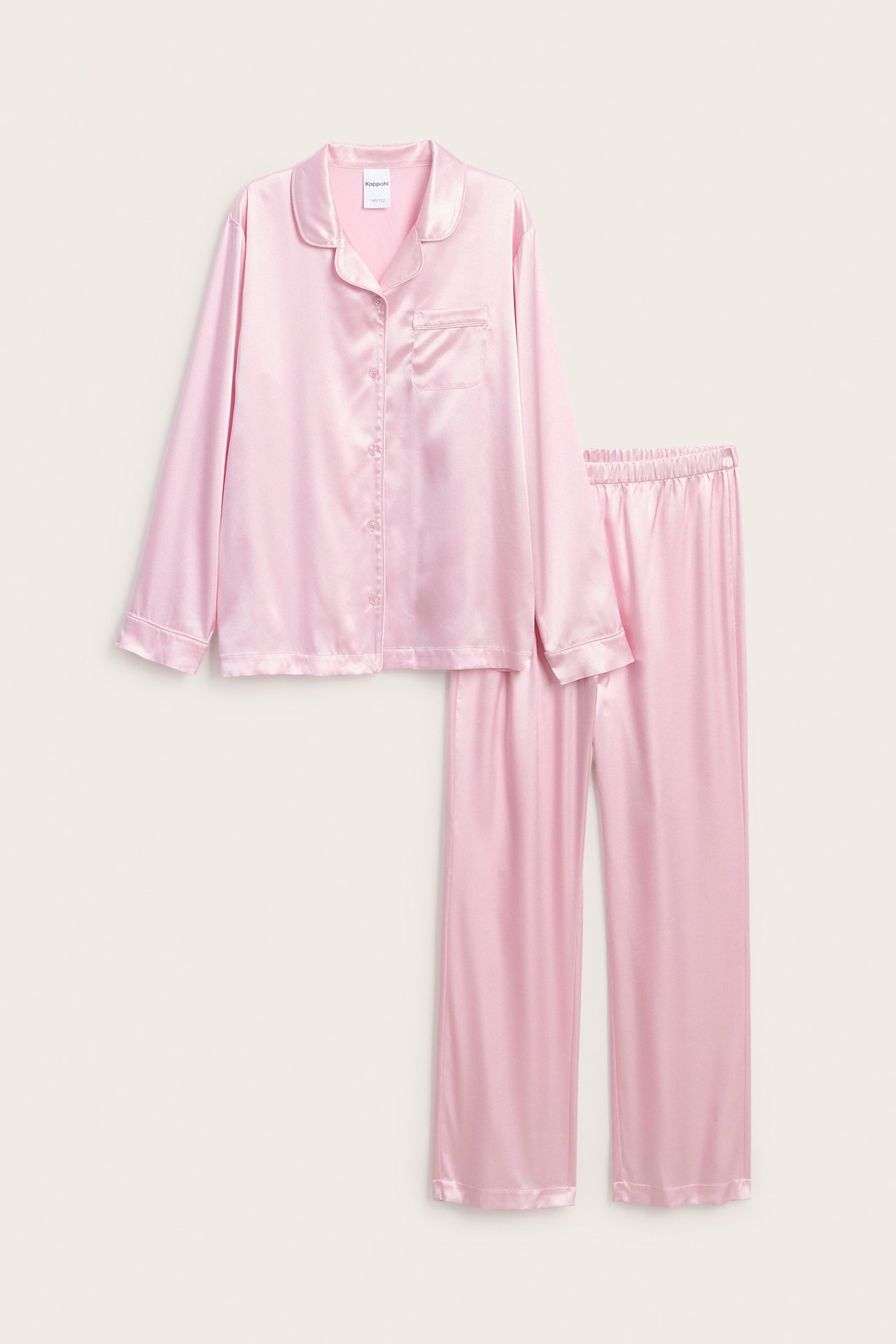 Frontbilde av et rosa satengpyjamasett med kraget langermet skjorte og lange bukser.