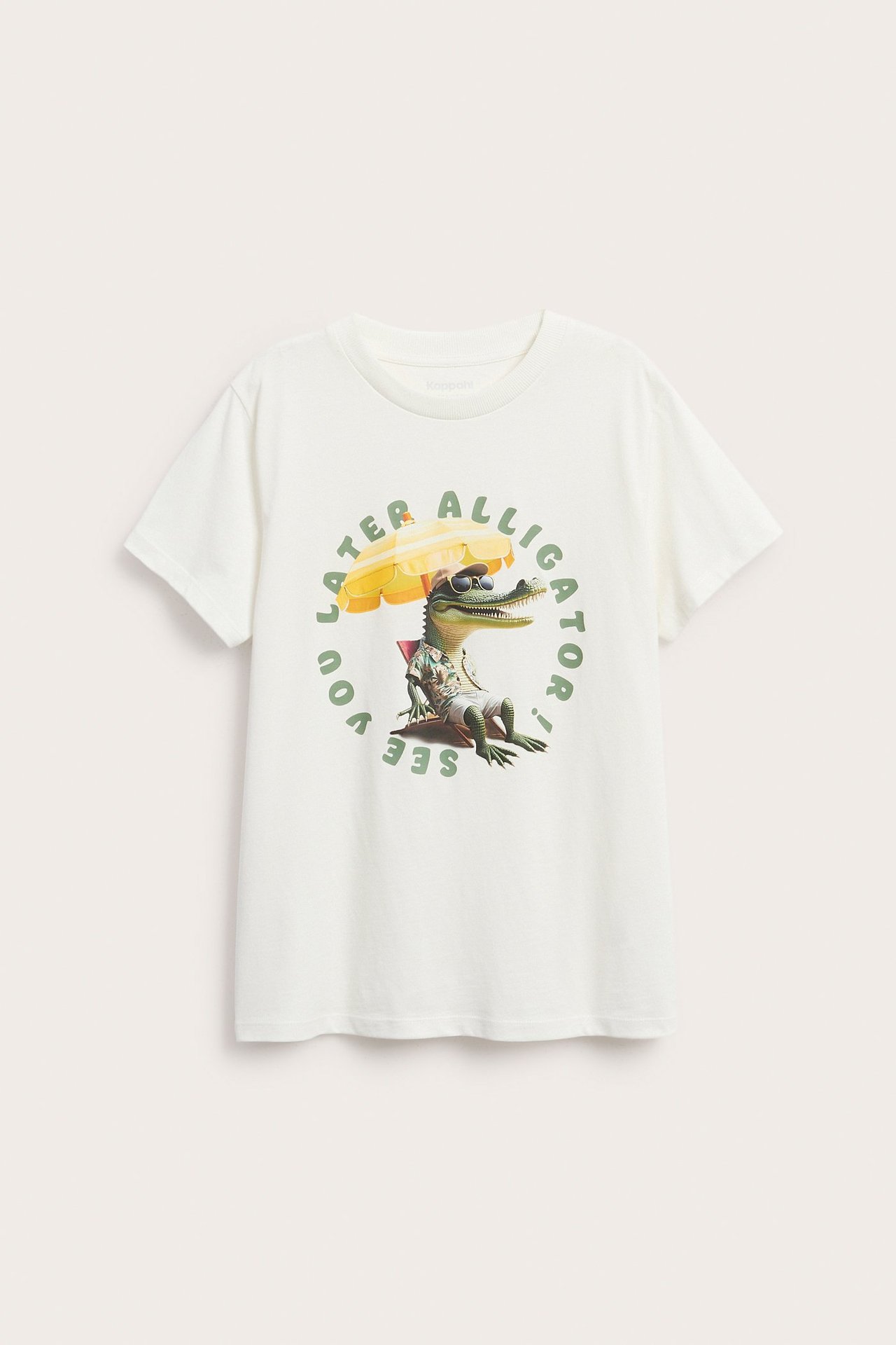 Widok z przodu na ecru dziecięcy bawełniany T-shirt z zielonym nadrukiem aligatora i napisem.