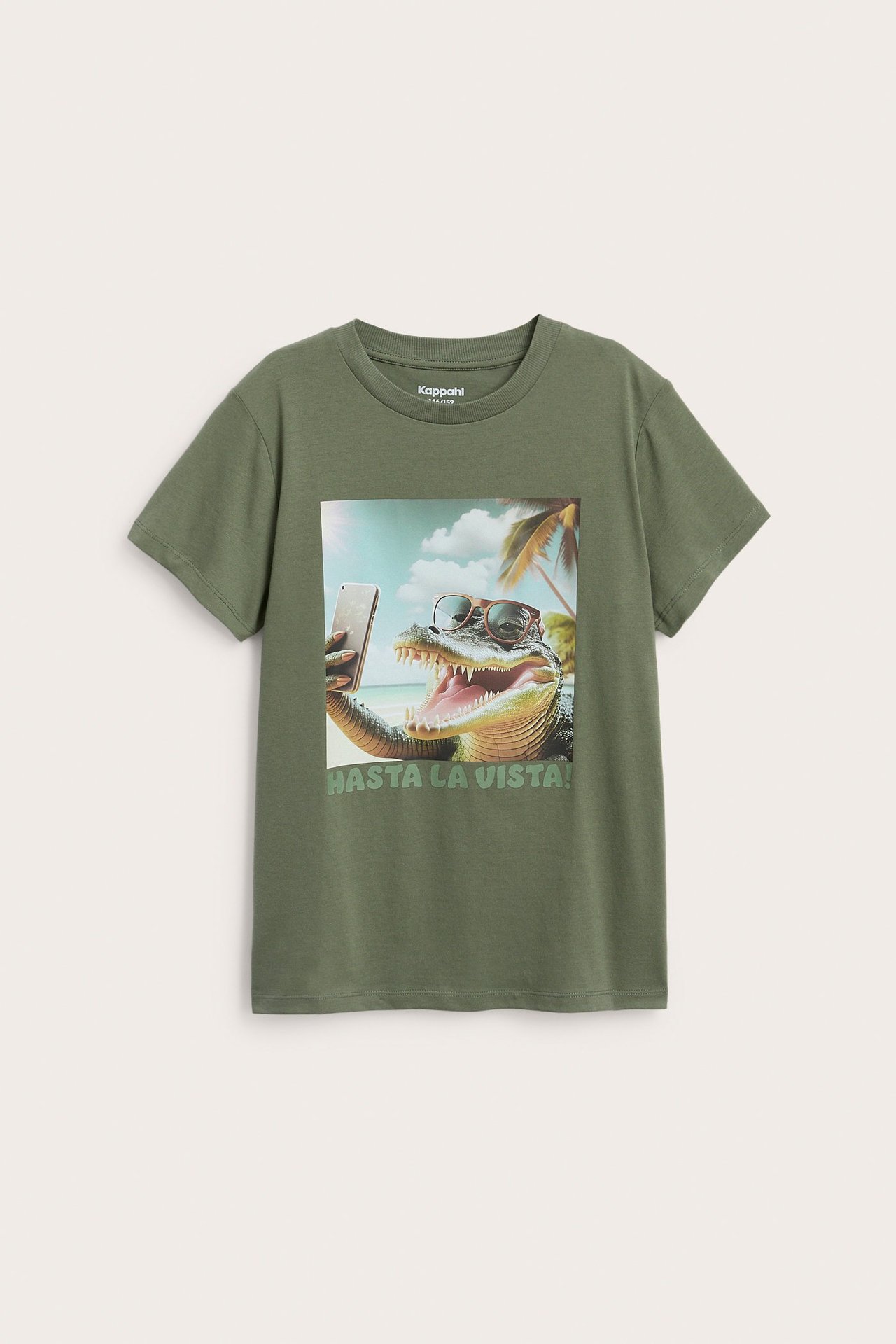 Framifrån: Kids mörkgröna bomulls-t-shirt med tryck av en självfotograferande krokodil med solglasögon.