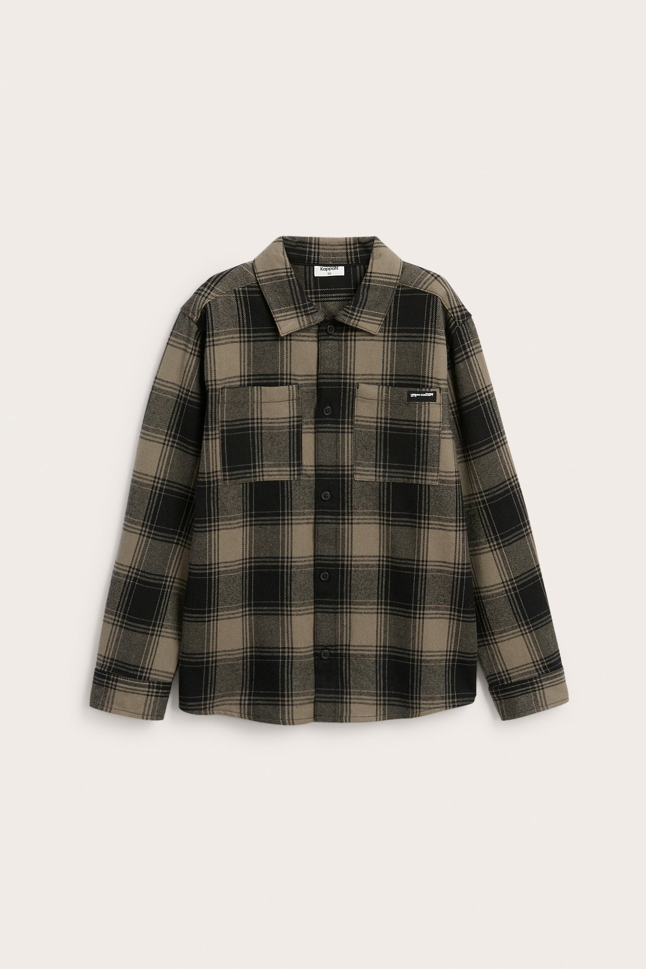 Frontvy av en herrskjorta i regular fit, khaki- och svartrutig med två bröstfickor.