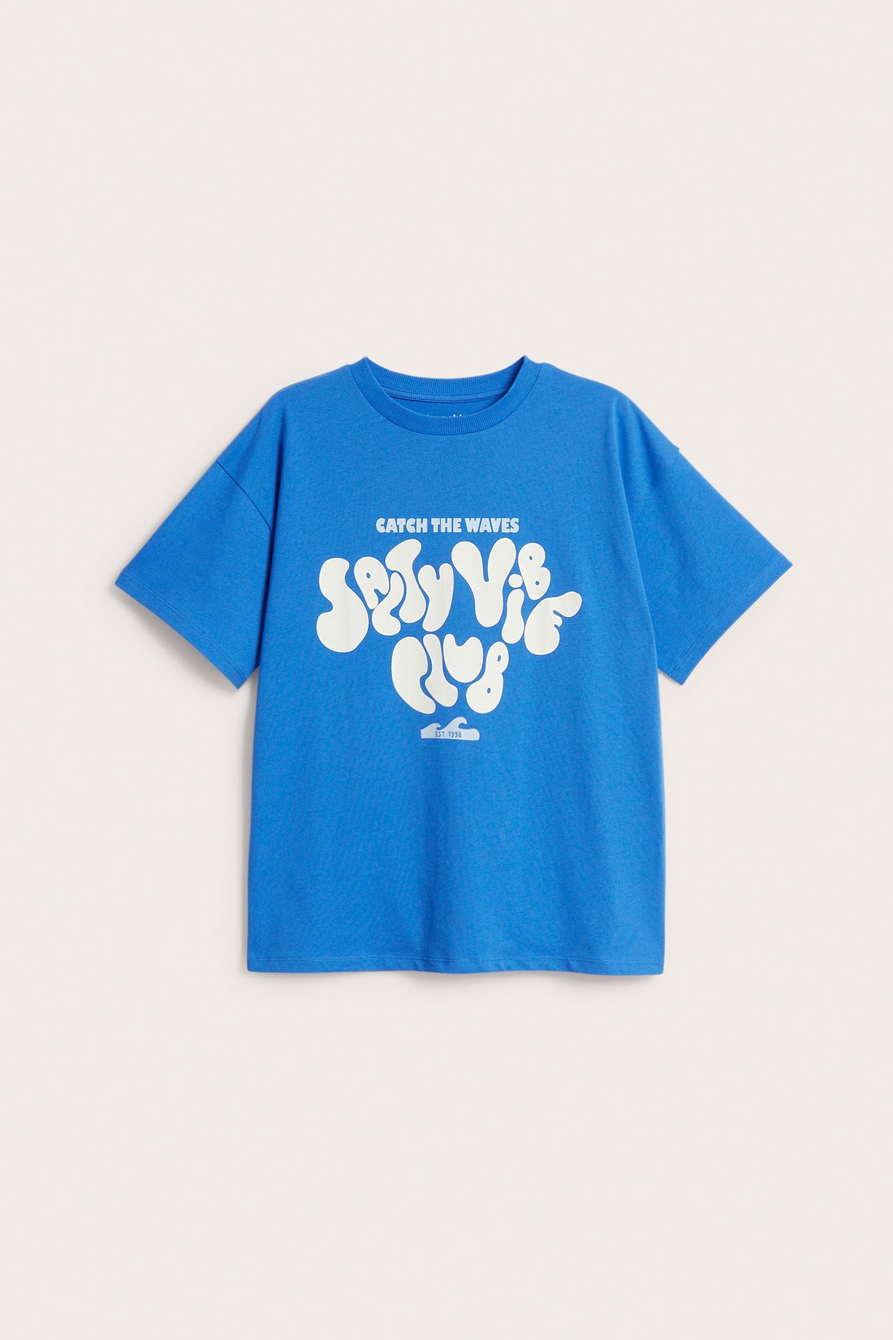 Widok z przodu niebieskiego bawełnianego t-shirtu oversize z białym nadrukiem graficznym "Salty Vib Club".