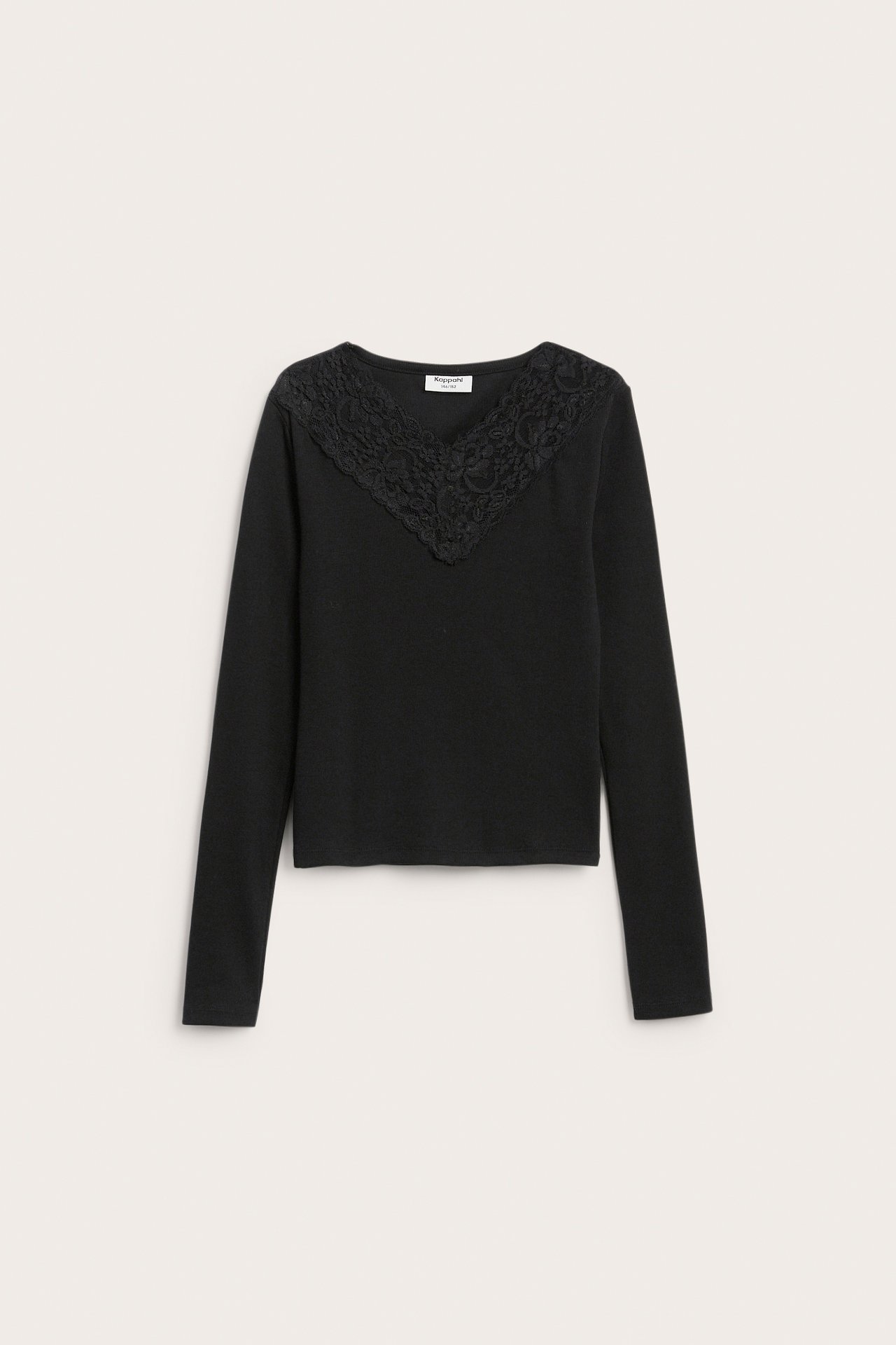 Framifrån, en svart långärmad slim-fit topp med V-ringning och spetskant.