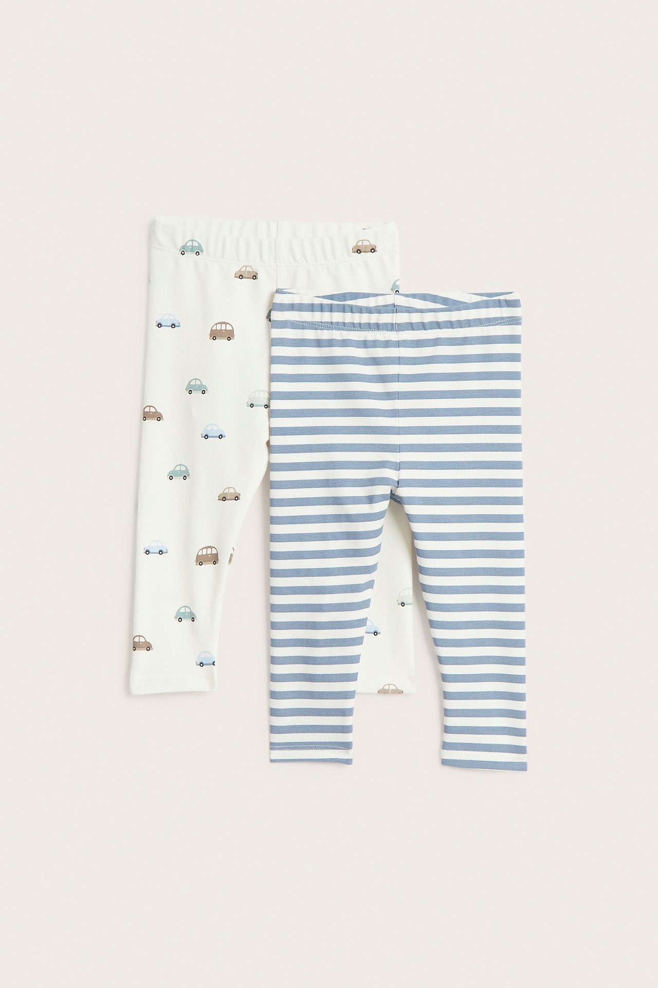 Forfra, babyblå- og hvitstripete leggings og babykremfargede leggings med bilmønster.