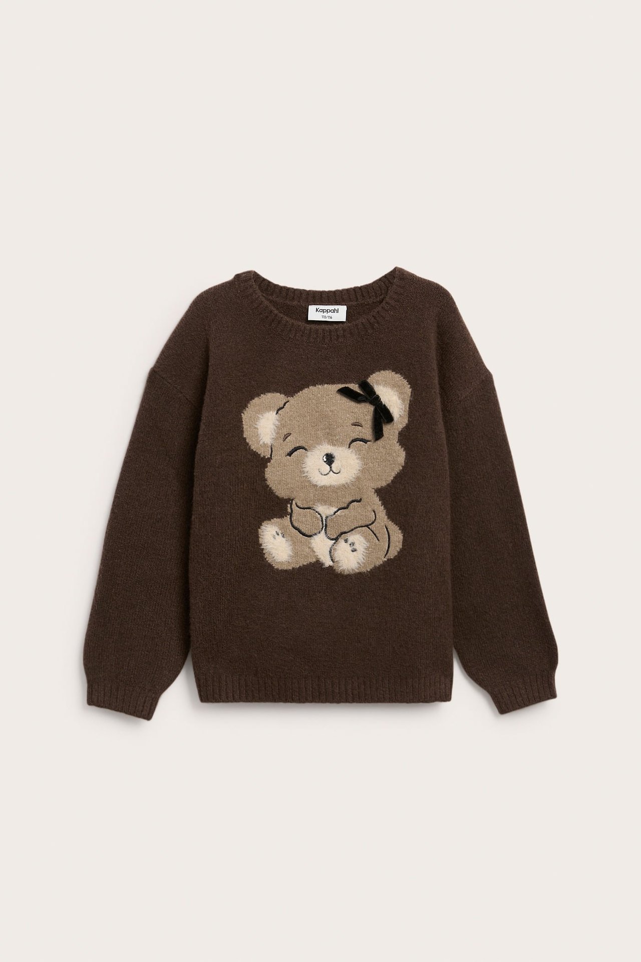 Framsida: Barns brunstickad tröja med broderad sittande björn och svart rosett.