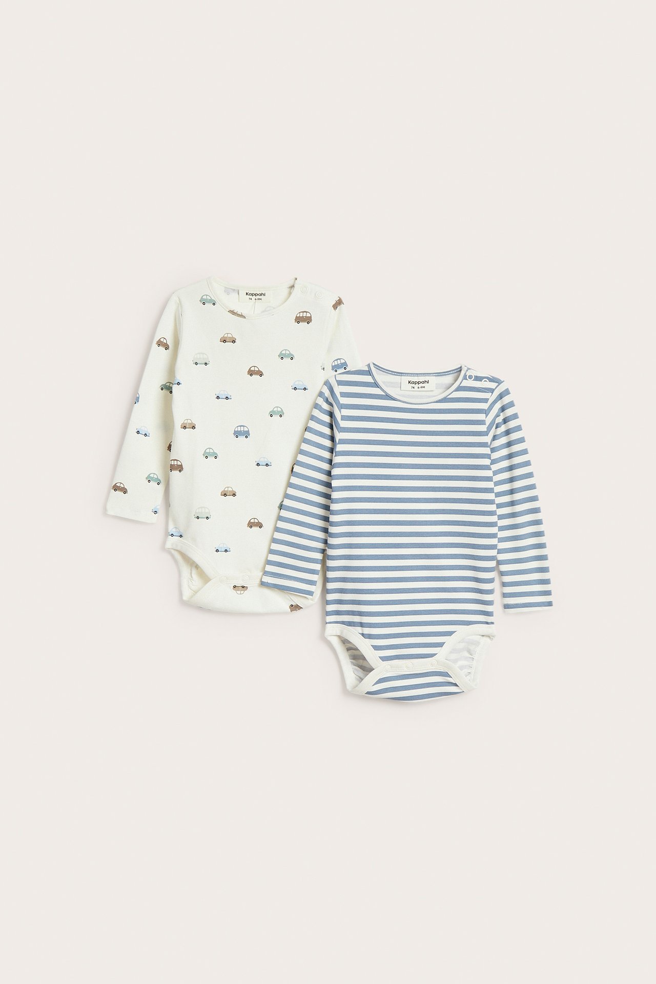 Framifrån, två babybodys; en benvit långärmad med biltryck och en blåvitrandig långärmad.
