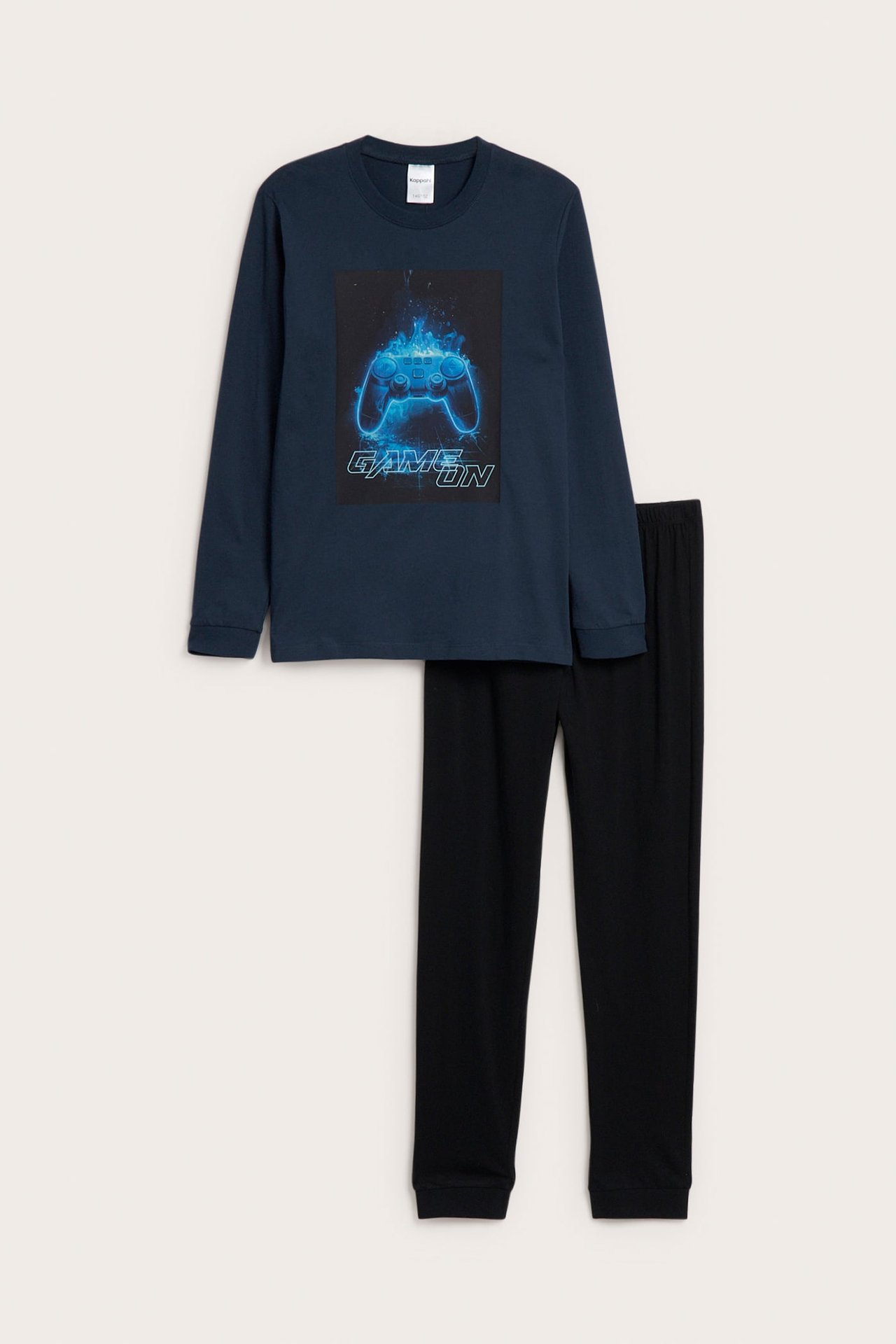 Frontvy av en marinblå långärmad t-shirt med spelgrafik och svarta långbyxor.