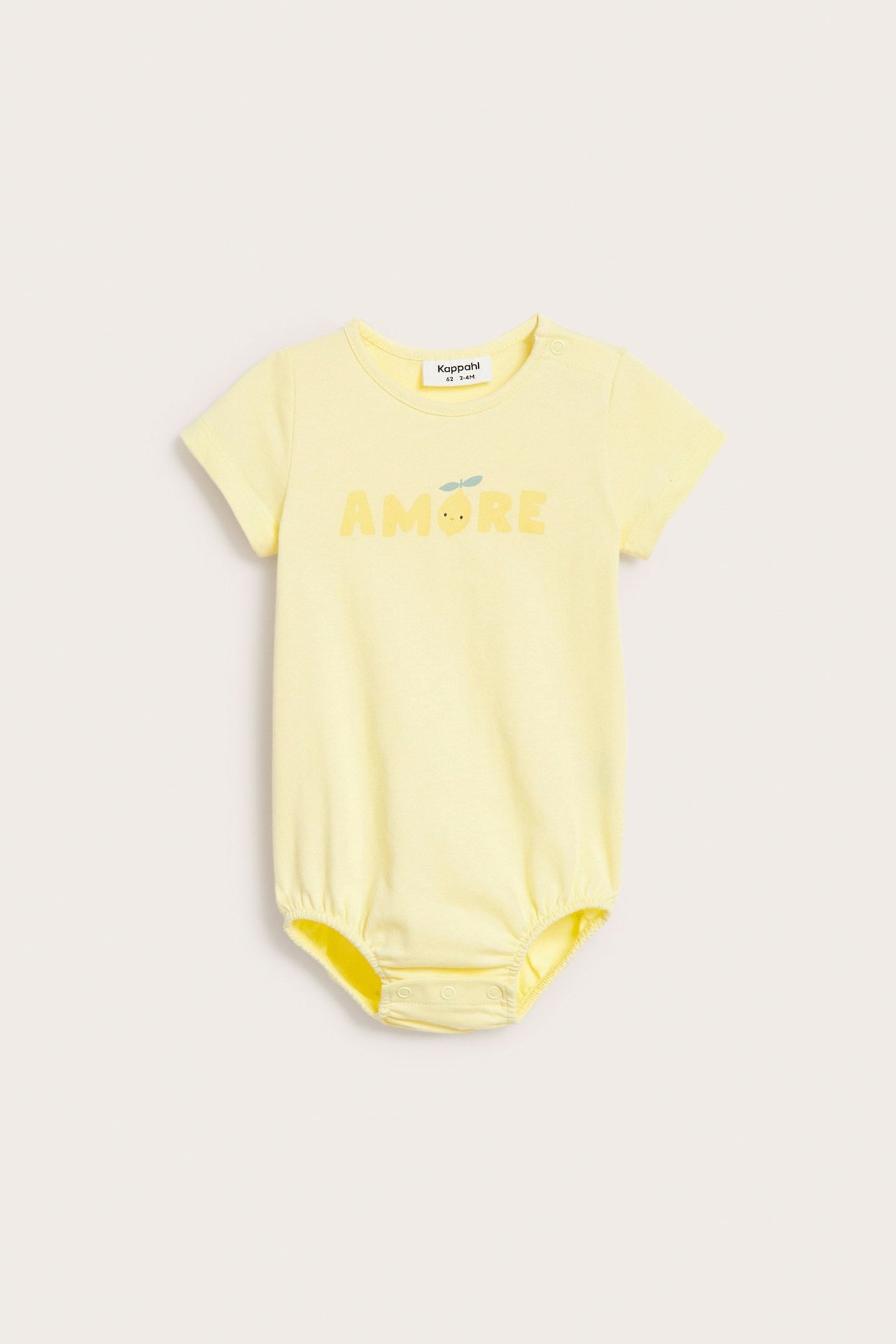 Framifrån: Ljusgul kortärmad babybody i bomull med "AMORE" citrontryck och tryckknappar.