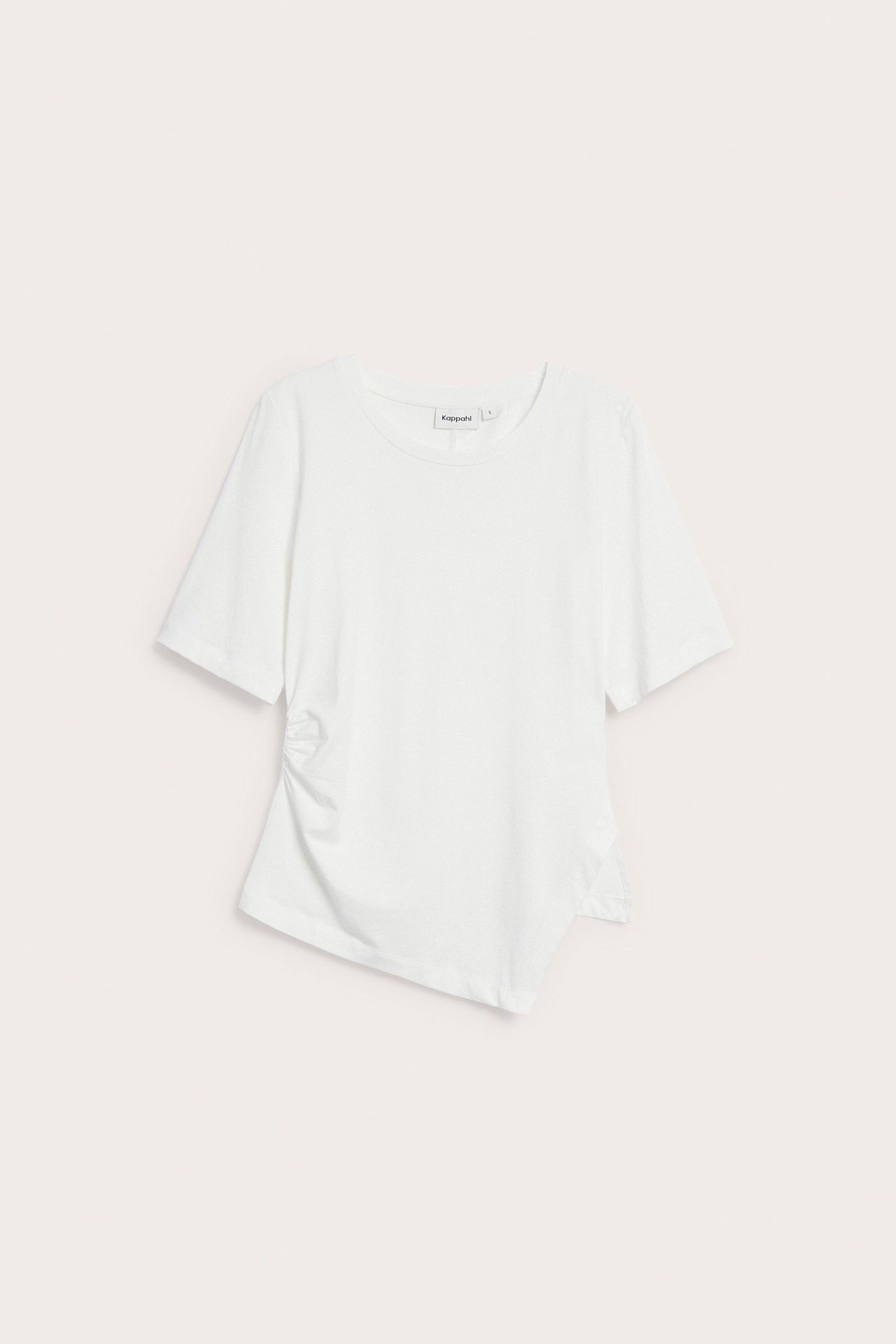 Edestä kuvattu off-white epäsymmetrinen lyhythihainen toppi, jossa sivupoimutukset ja halkio helmassa.