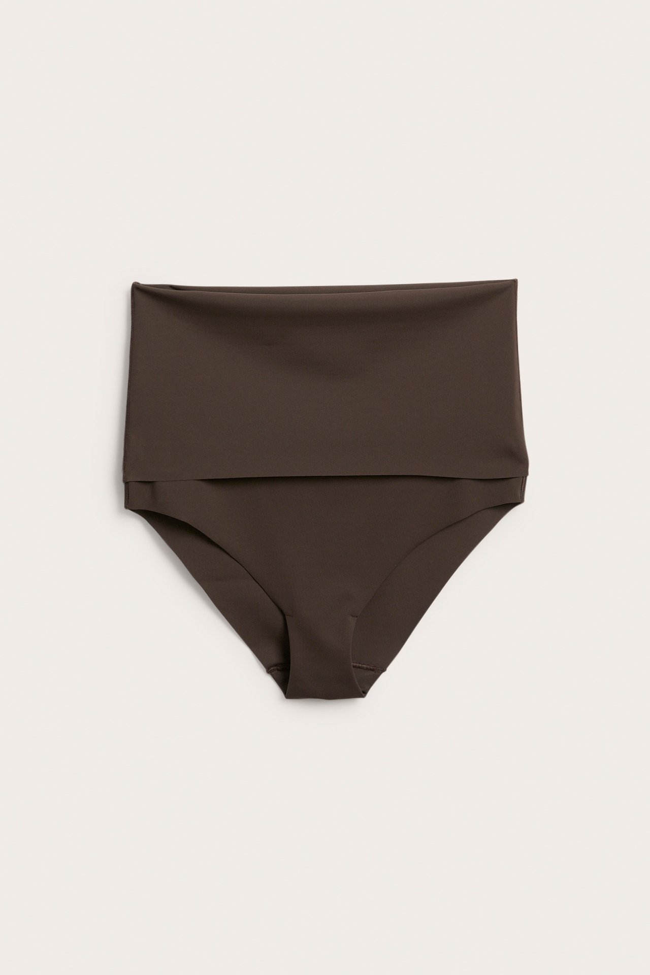 Frontbilde av en mørkebrun bikinitruse med nedbrettbar midje.