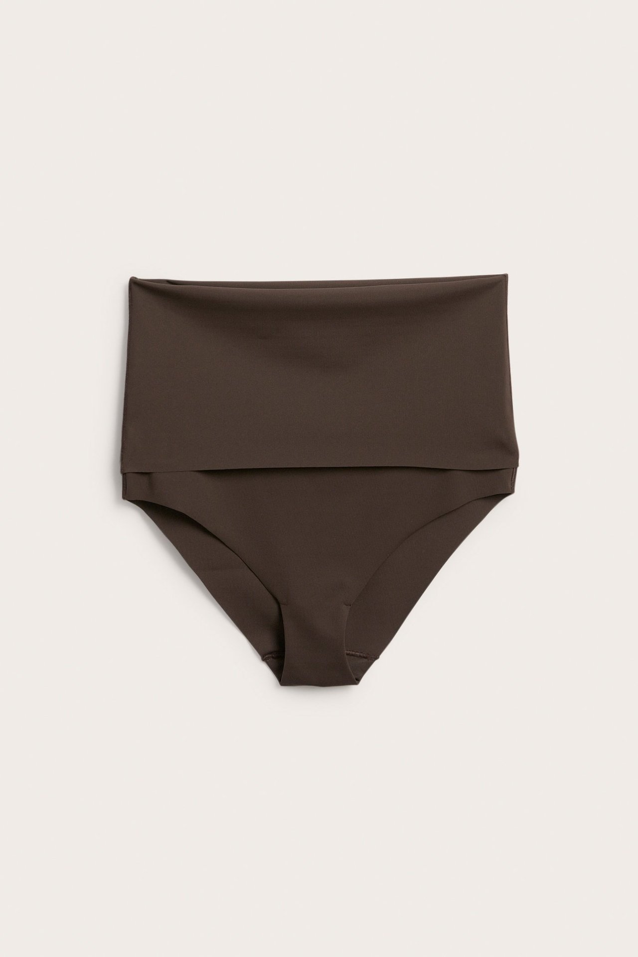 Frontbilde av en mørkebrun bikinitruse med nedbrettbar midje.