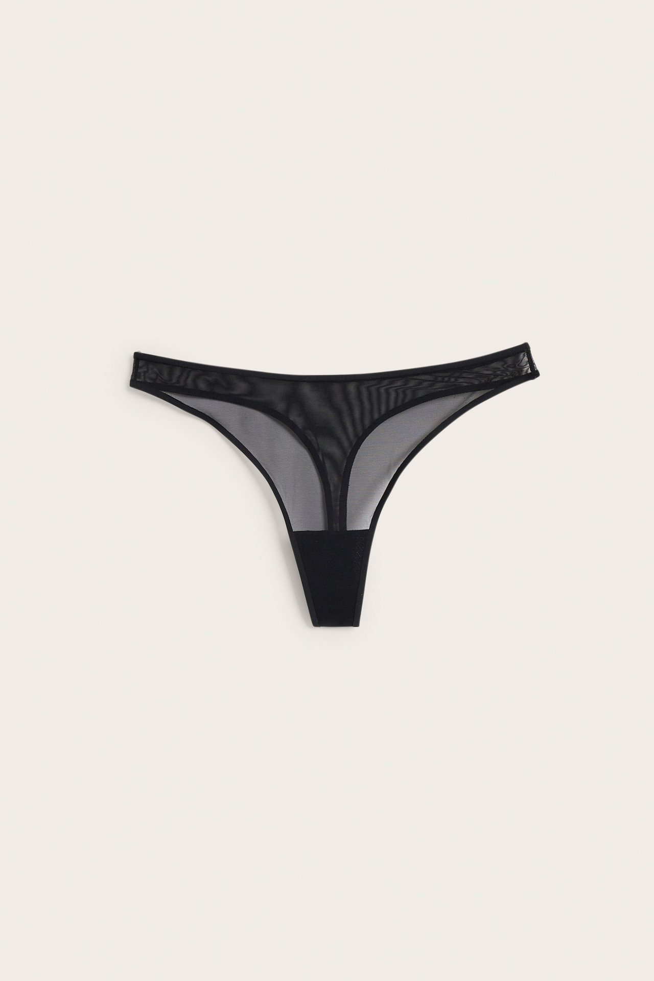 Framifrån, svarta transparenta nät- och ogenomskinliga stringtrosor.