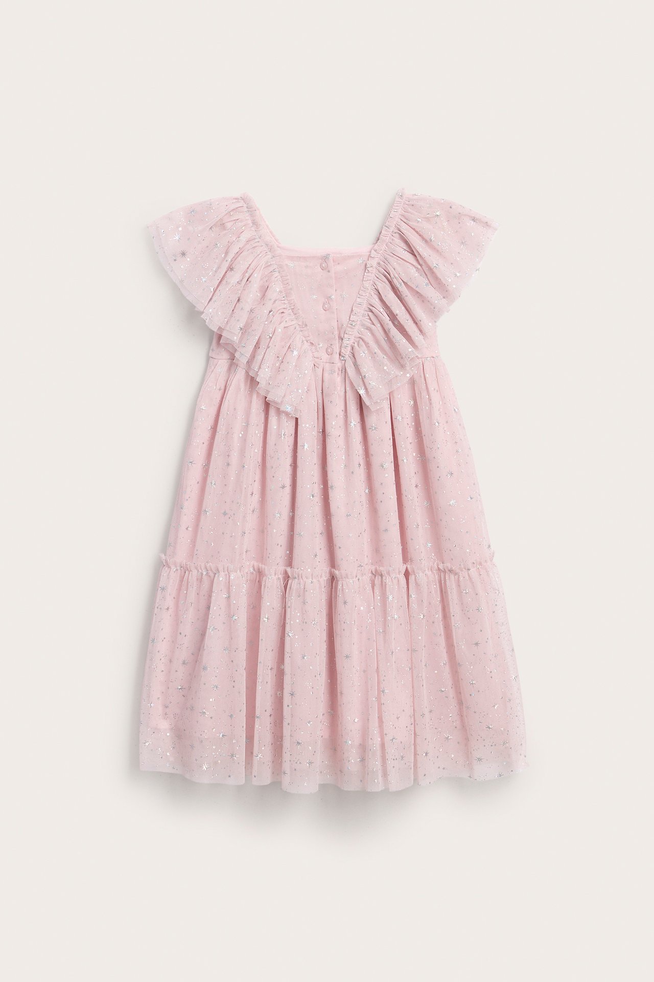 Frontbilde av en rosa barnekjole med volangermer, stjernetrykk og knapper i ryggen.