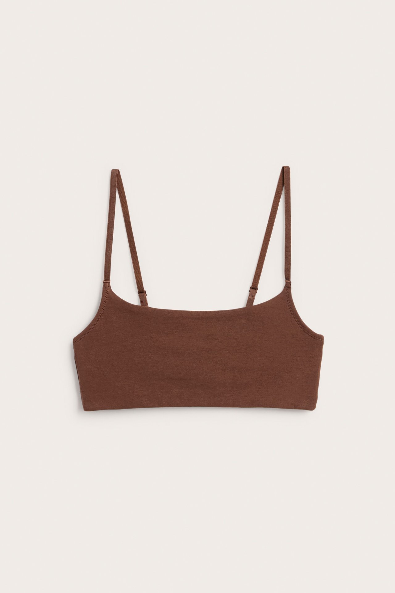 Frontalvisning av en brun bralette med firkantet halslinning og tynne, justerbare stropper.