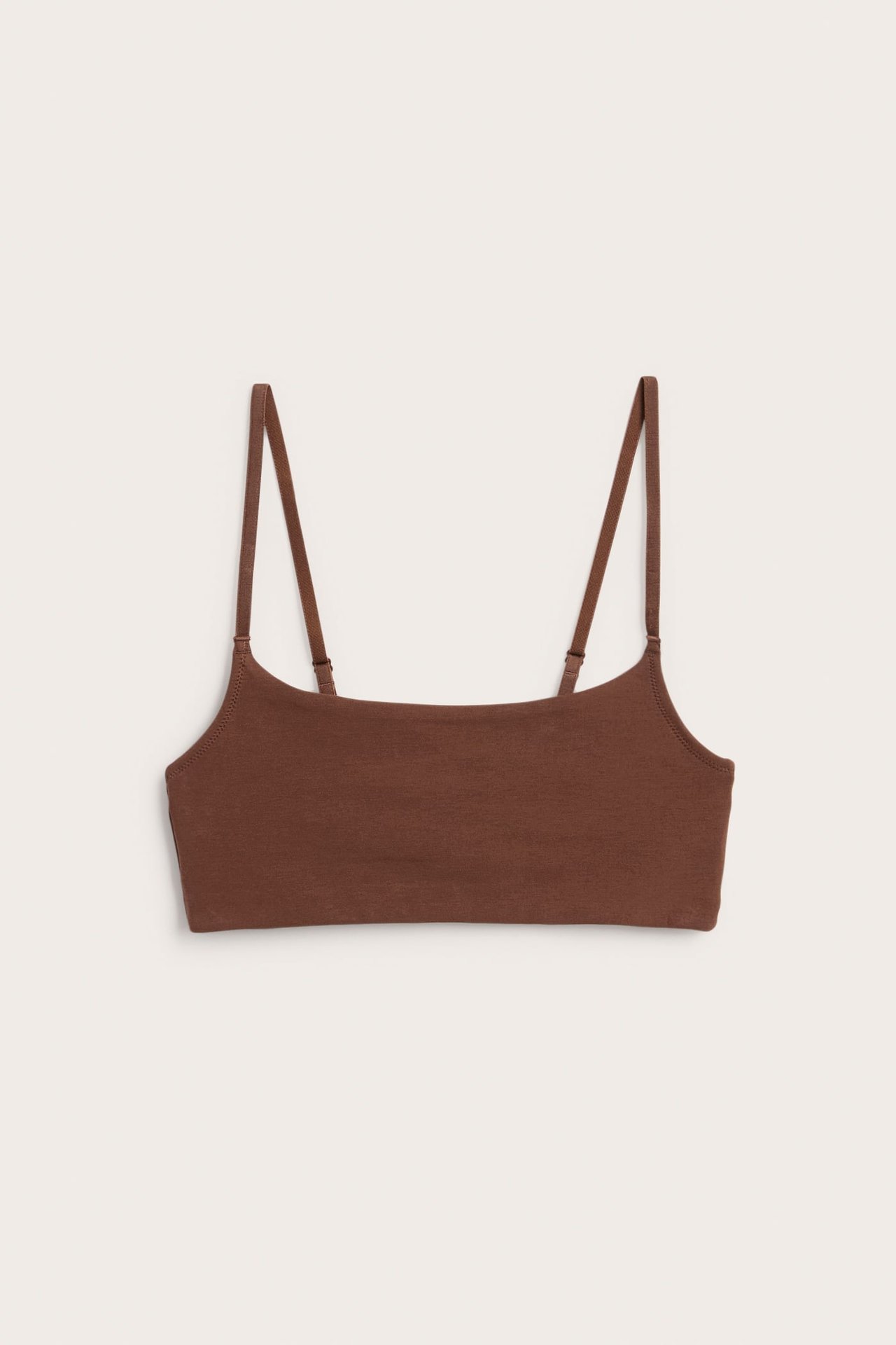 Frontalvisning av en brun bralette med firkantet halslinning og tynne, justerbare stropper.