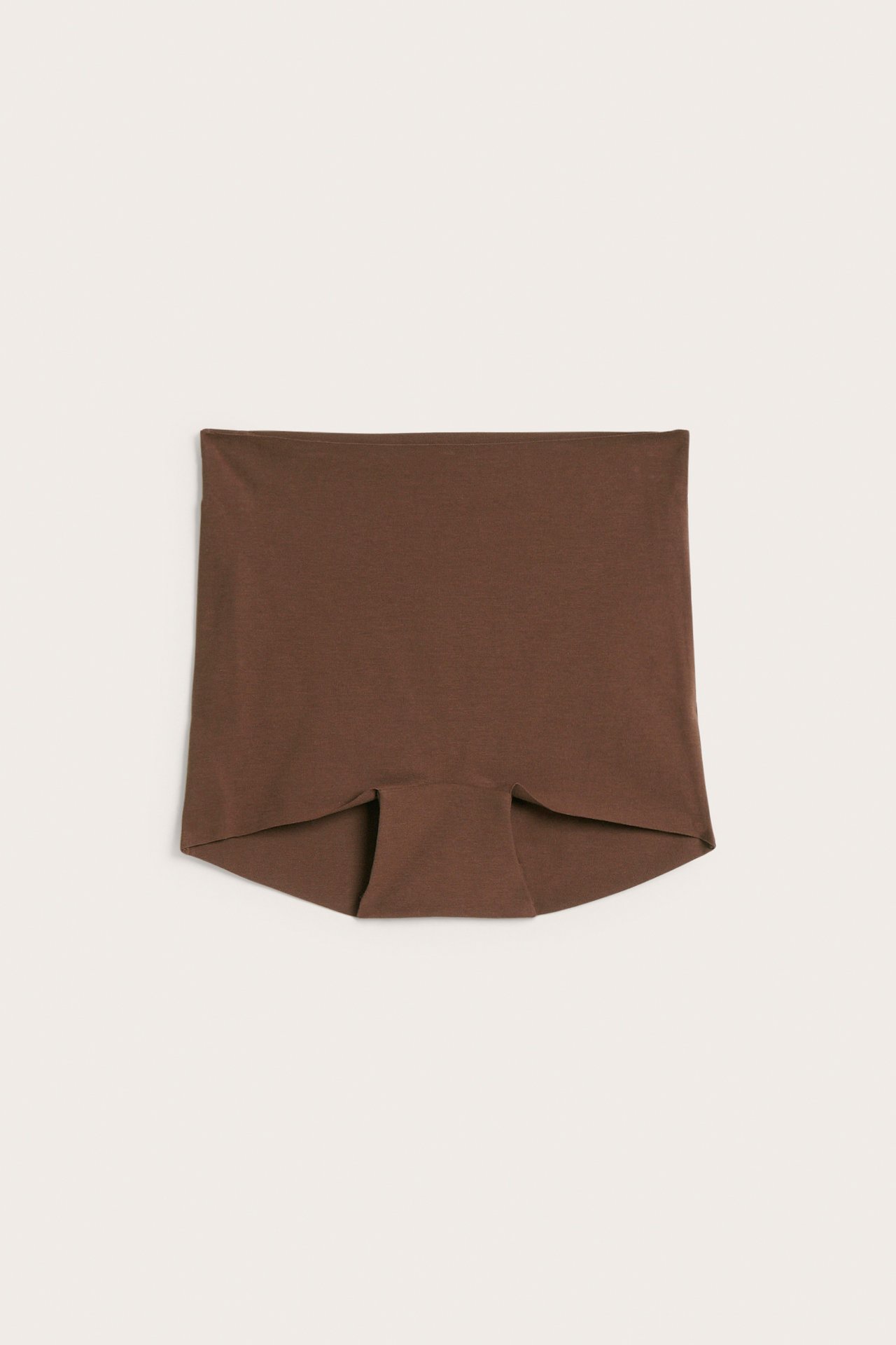 Framifrån, enfärgade bruna sömlösa höga boy shorts underbyxor.