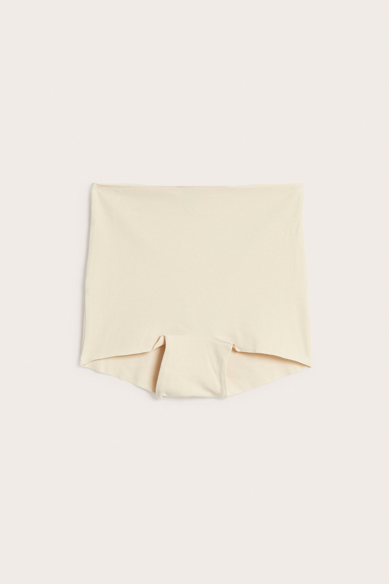Framifrån, sömlösa beigefärgade boyshorts.