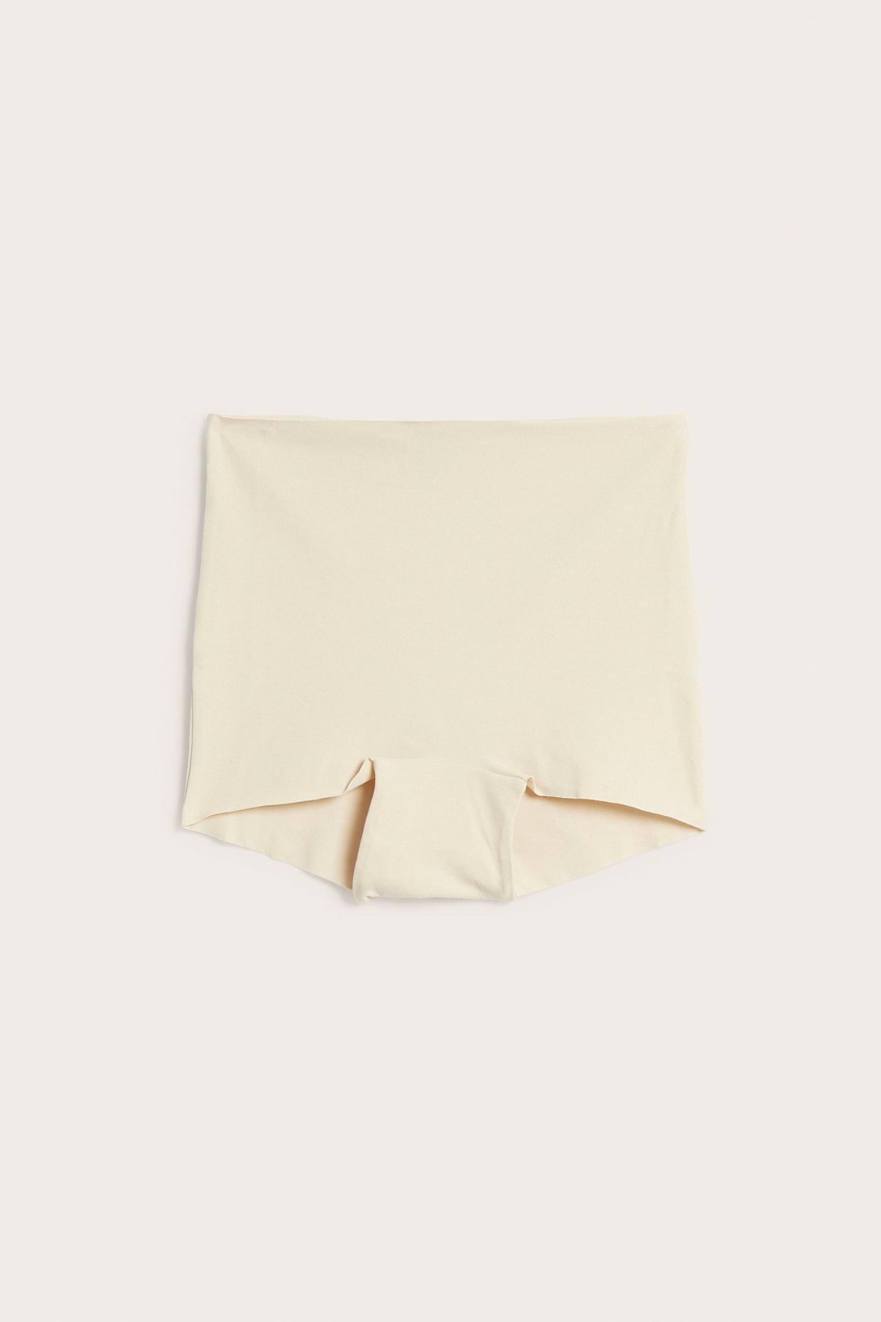 Widok z przodu, beżowe bezszwowe szorty chłopięce.