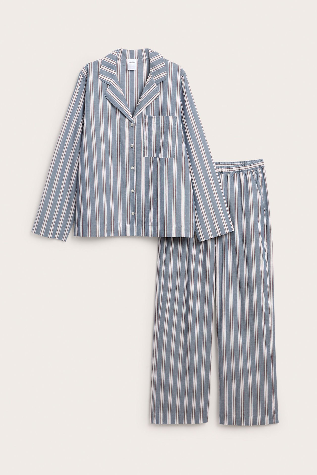 Edestä: vaaleansininen ja valkoinen raidallinen pyjamassetti, jossa paita ja housut.