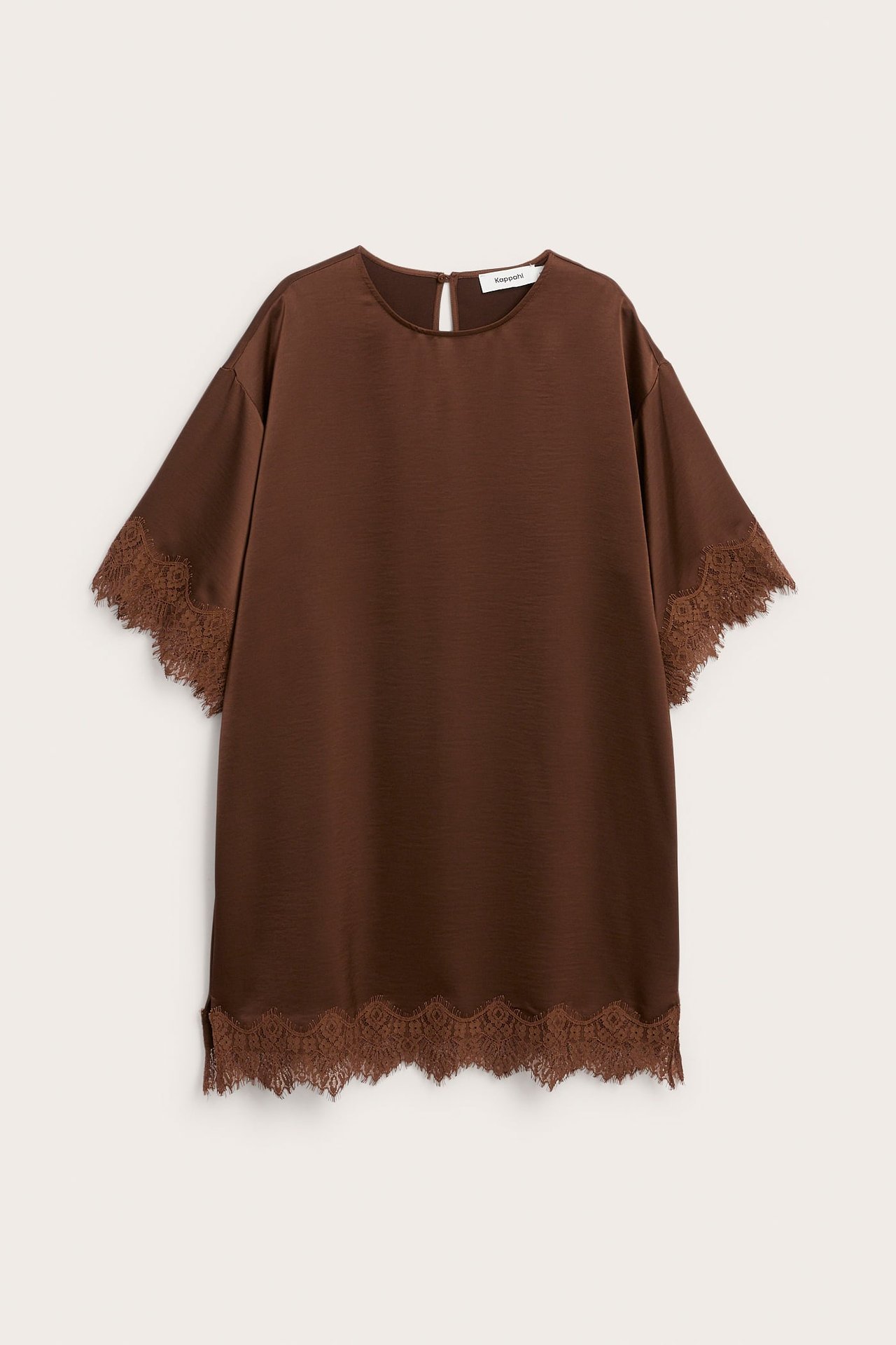 Framifrån: Brun satin T-shirt-klänning med spets vid korta ärmar och nederkant.