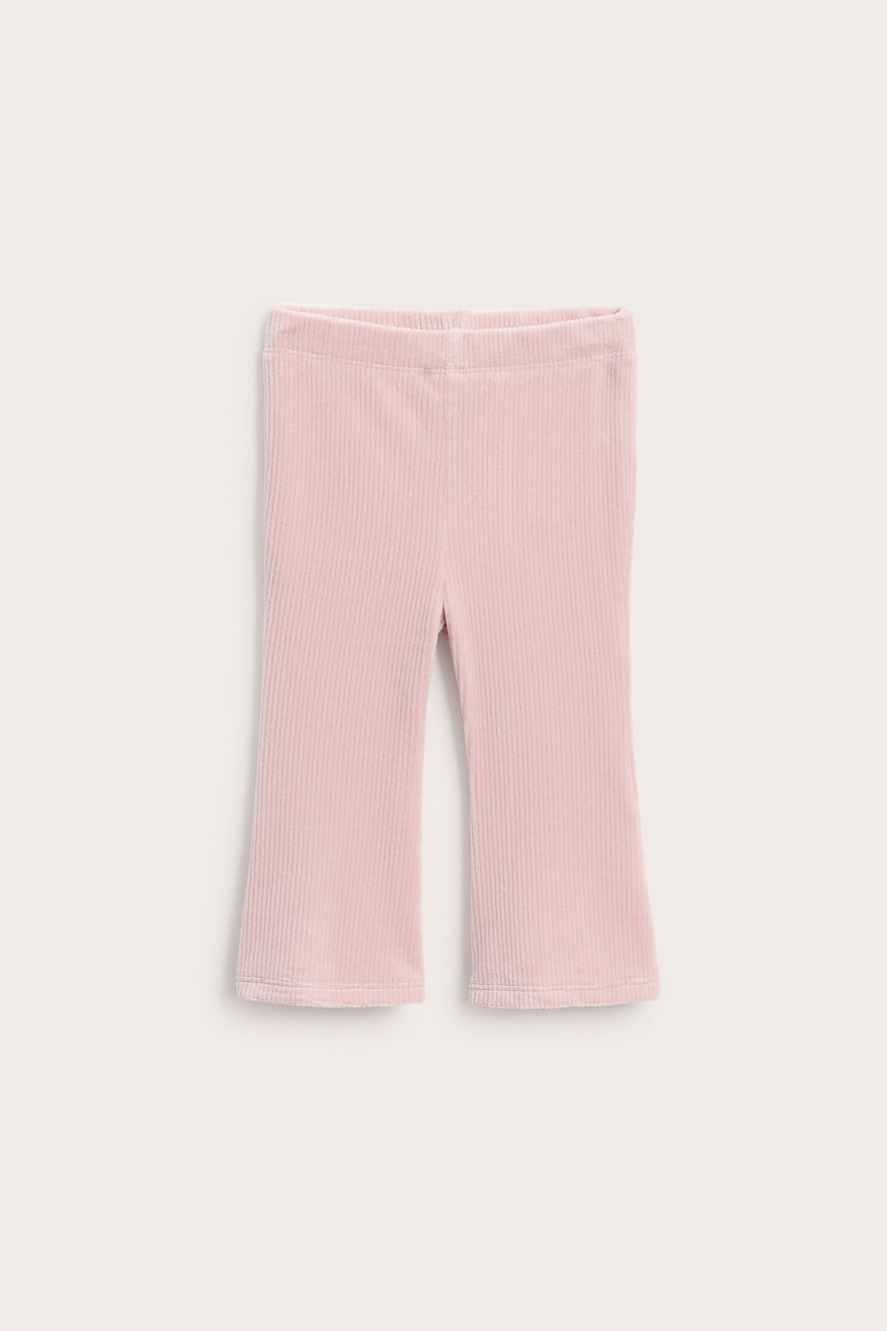 Framifrån, ljusrosa ribbade utsvängda byxor för barn med resår i midjan.