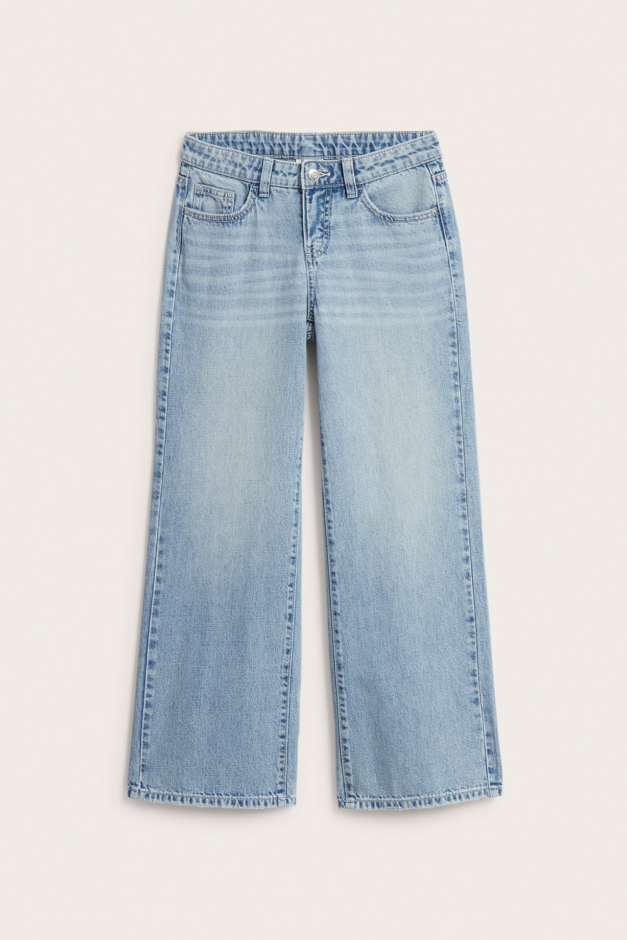 Framifrån ljusblå jeans i denim med vida ben.