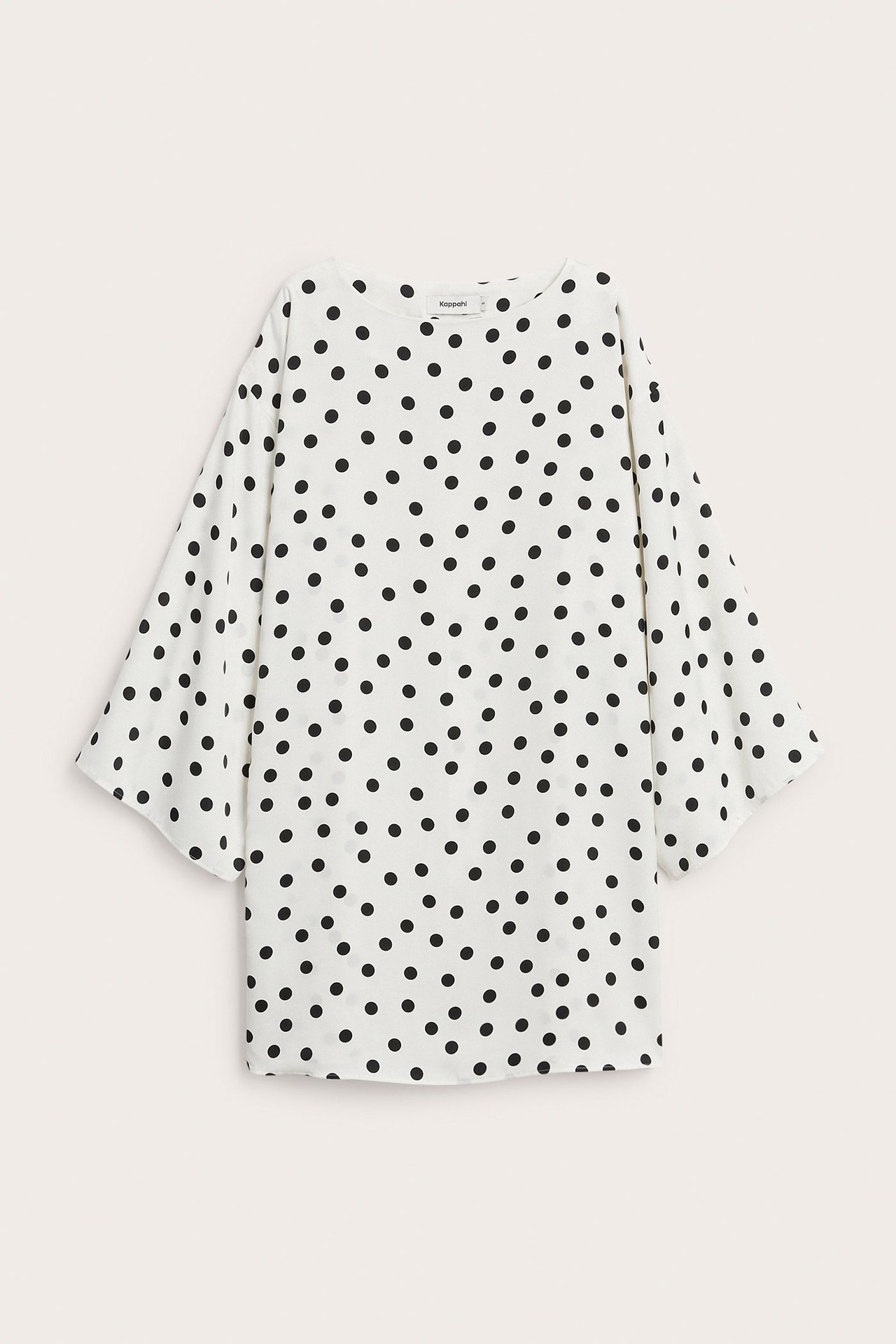 Framifrån: En benvit, prickig kort satinklänning med vida 3/4-ärmar och rund halsringning.