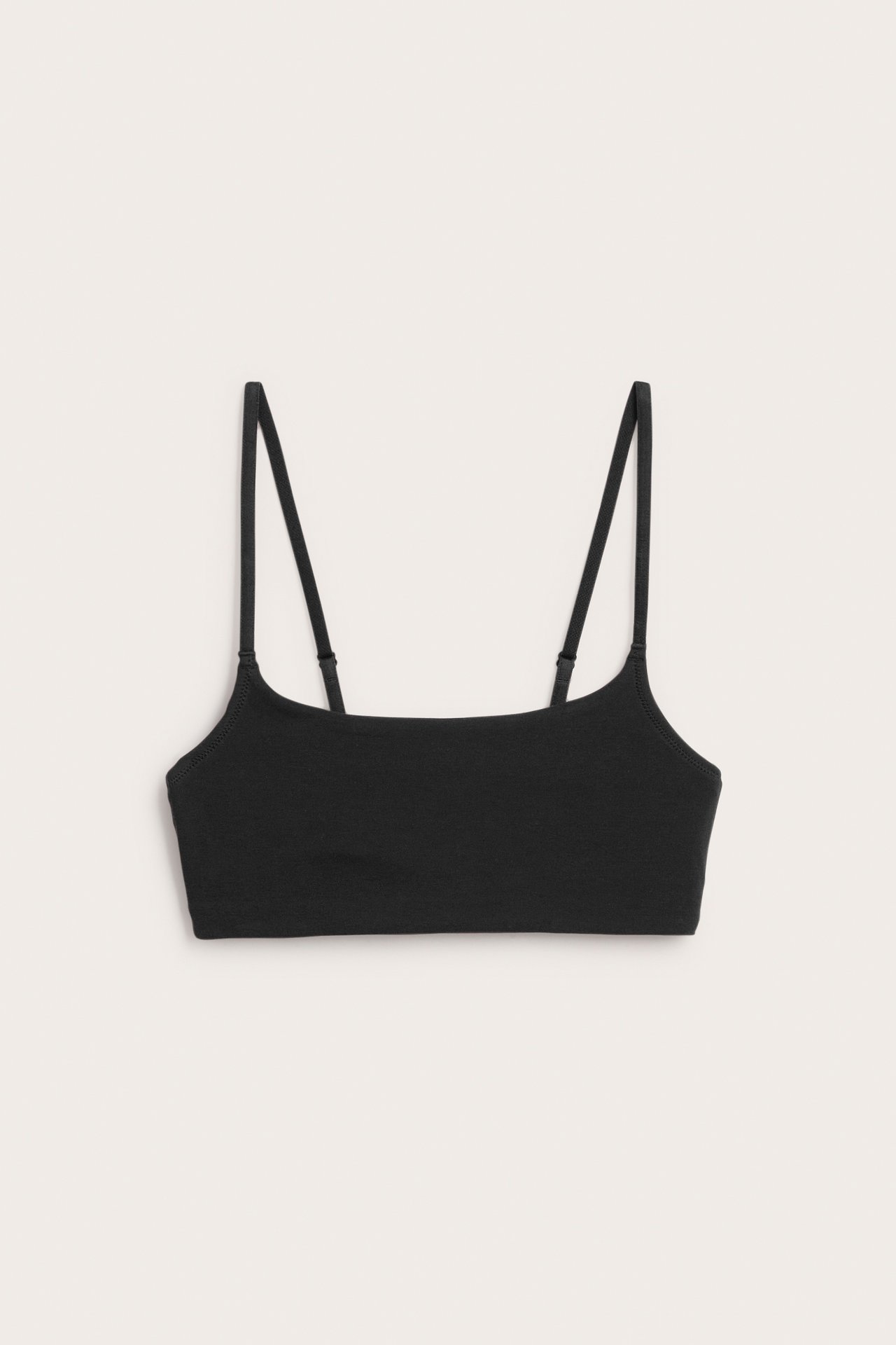 Forfra, enkel svart firkantet bralette med tynne justerbare stropper.