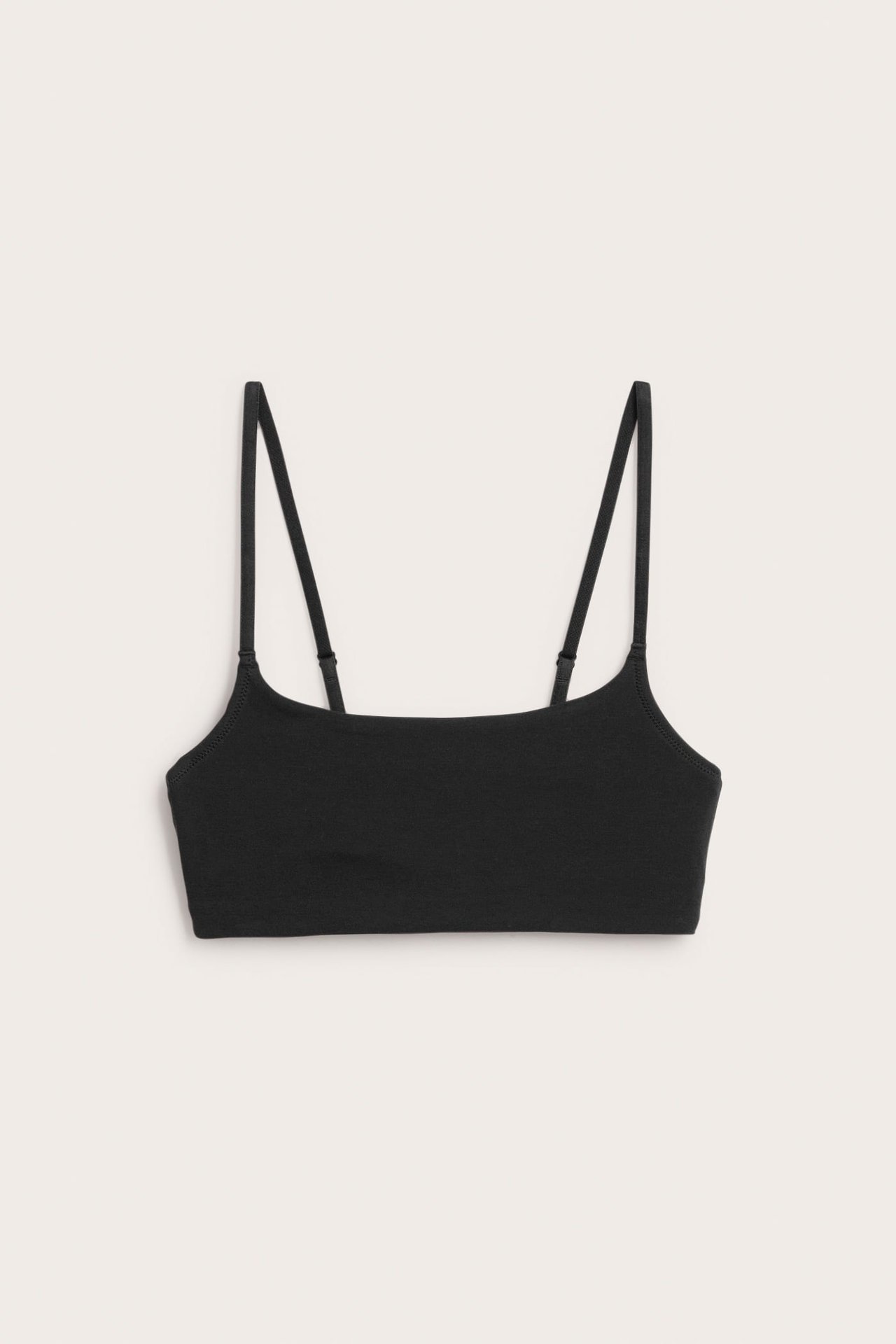 Forfra, enkel svart firkantet bralette med tynne justerbare stropper.