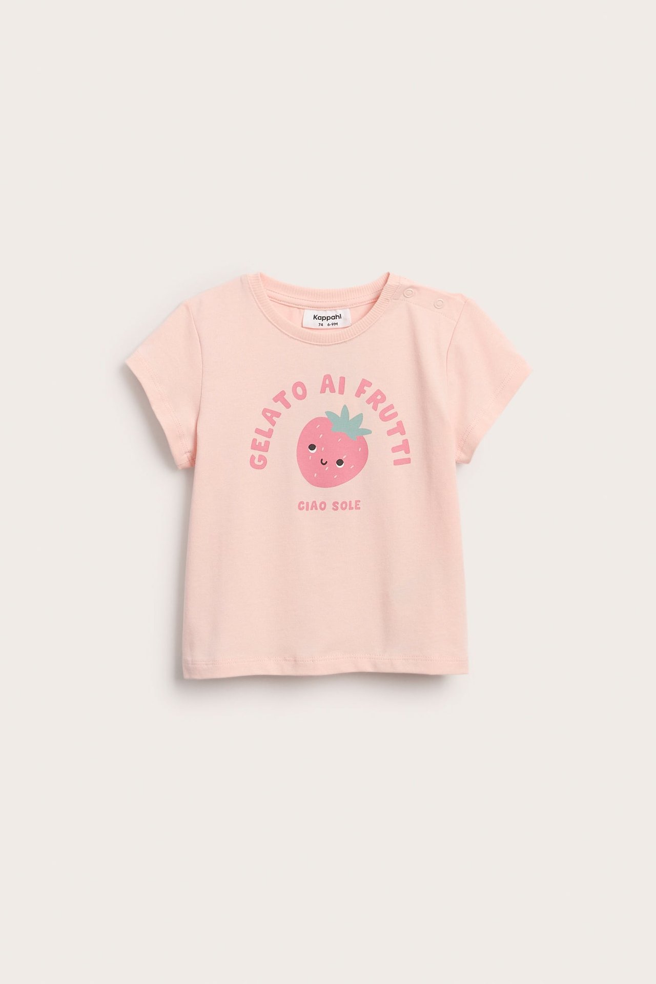 Widok z przodu jasnoróżowej bawełnianej koszulki niemowlęcej z nadrukiem uśmiechniętej truskawki i napami na ramieniu.