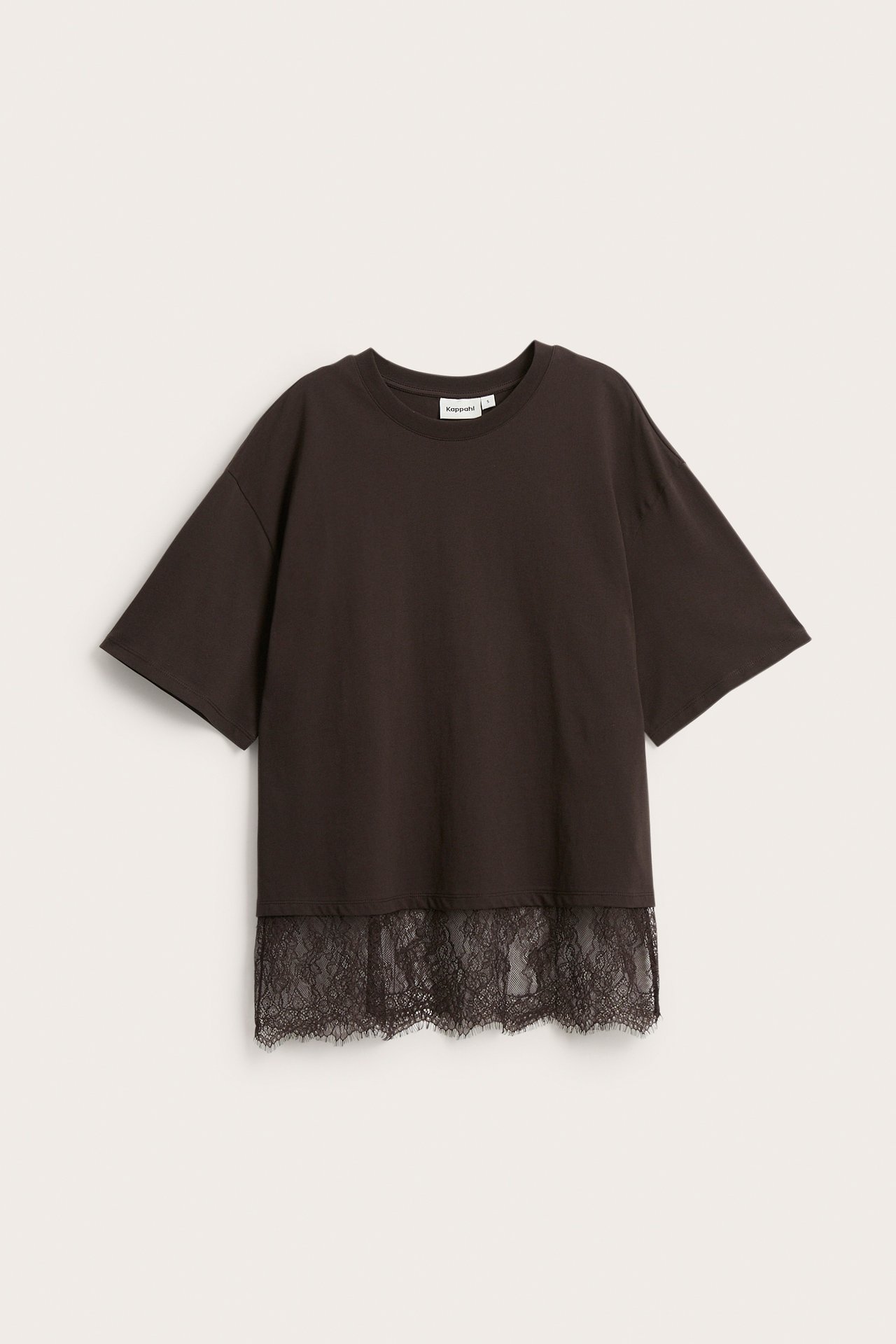 Mørkebrun løs T-skjorte med korte ermer og blondekant nederst, forfra.