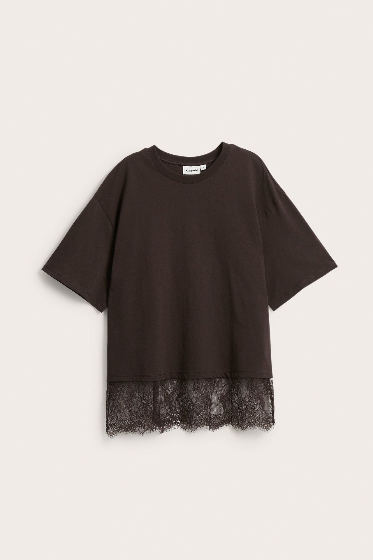 Tummanruskea löysä t-paita lyhyillä hihoilla ja pitsireunalla, edestäpäin.