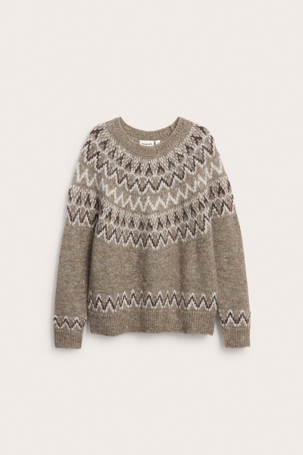 Frontvisning av en beige strikket genser med brunt og hvitt fair isle-mønster.