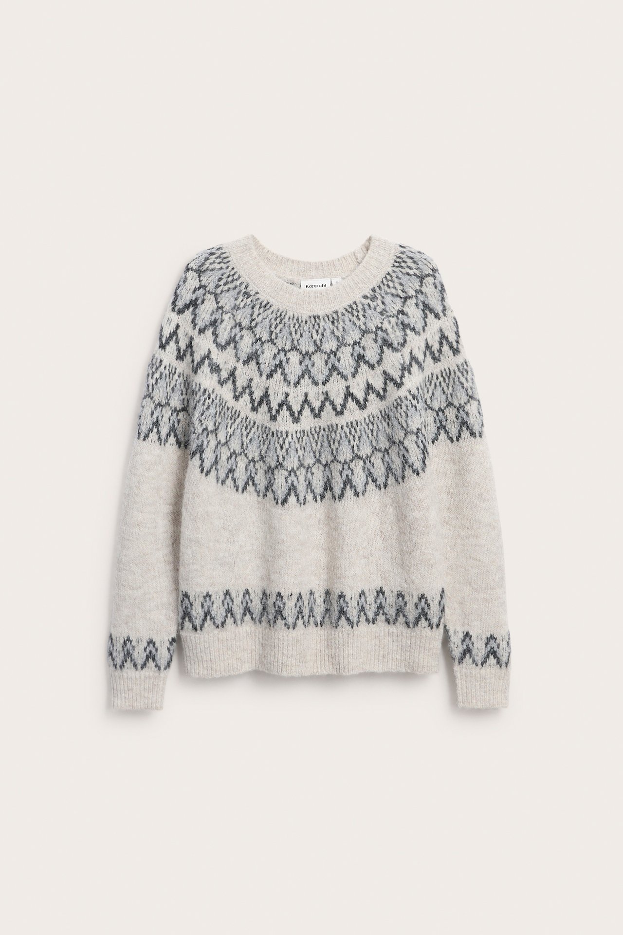 Forfra, lys beige strikkegenser med rund hals og grått geometrisk mønster.