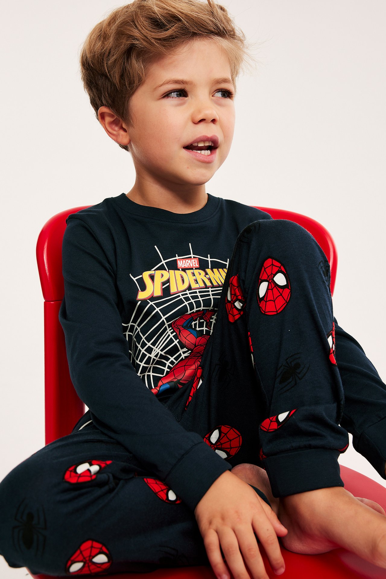 Frontbilde av barn i marineblå langermet Spider-Man pyjamas.