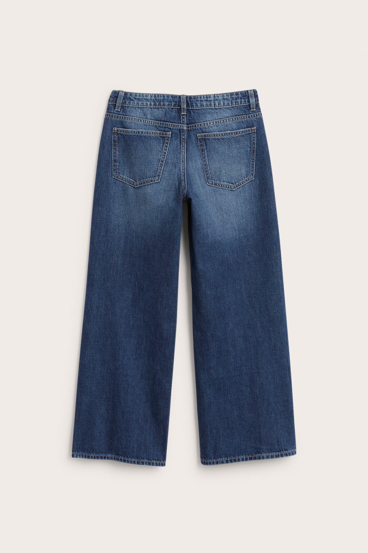 Bakifrån: Blå wide-leg jeans i denim med synliga bakfickor.