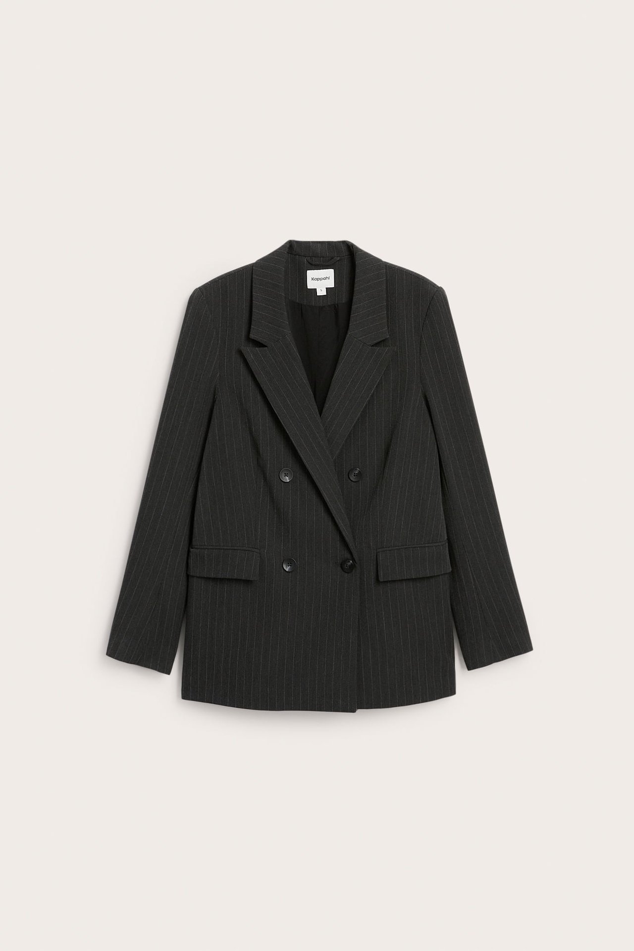Frontbilde av mørkegrå kritstripet dobbeltspent blazer med fire knapper og klafflommer.